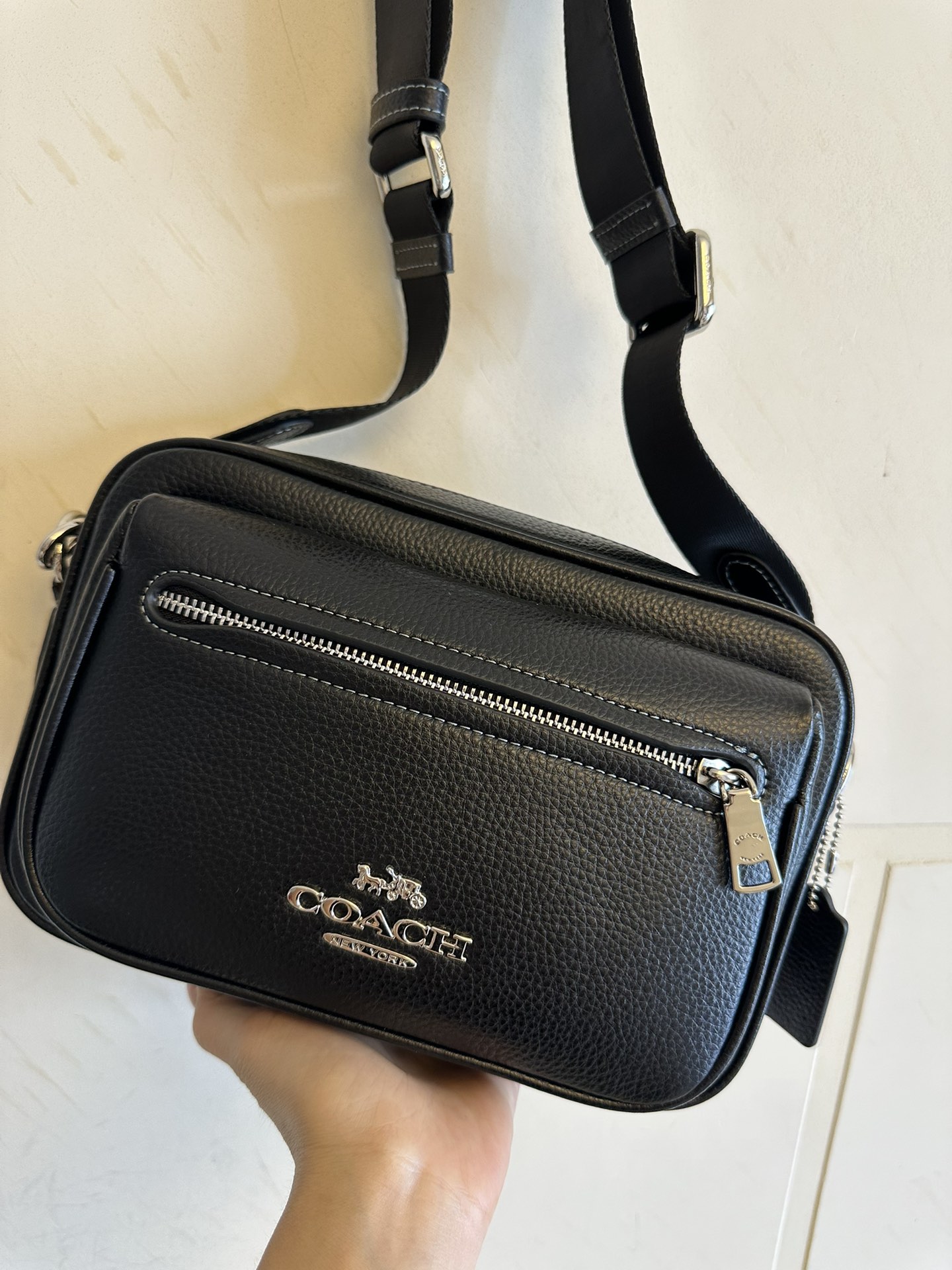 Coach 新款蔻驰 老花男士相机包 纯黑CJ509 黑花CJ510 Elias Crossbody 邮差相机包 肩带可拆卸 可调节 老花logo 简约 不过时 一直是 款 前后都有小口袋 容纳量巨强大 单肩斜挎都非常有型