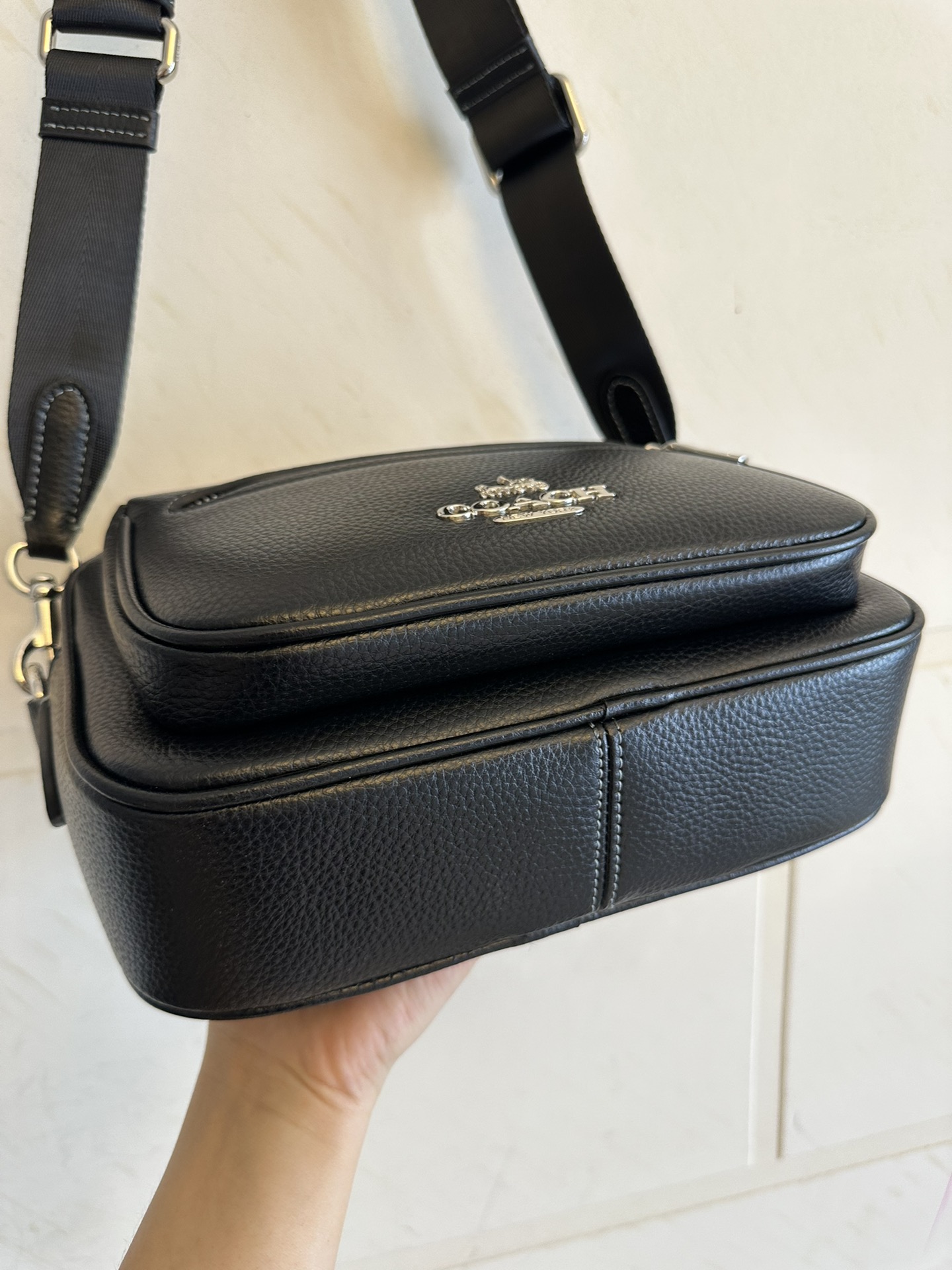 Coach 新款蔻驰 老花男士相机包 纯黑CJ509 黑花CJ510 Elias Crossbody 邮差相机包 肩带可拆卸 可调节 老花logo 简约 不过时 一直是 款 前后都有小口袋 容纳量巨强大 单肩斜挎都非常有型