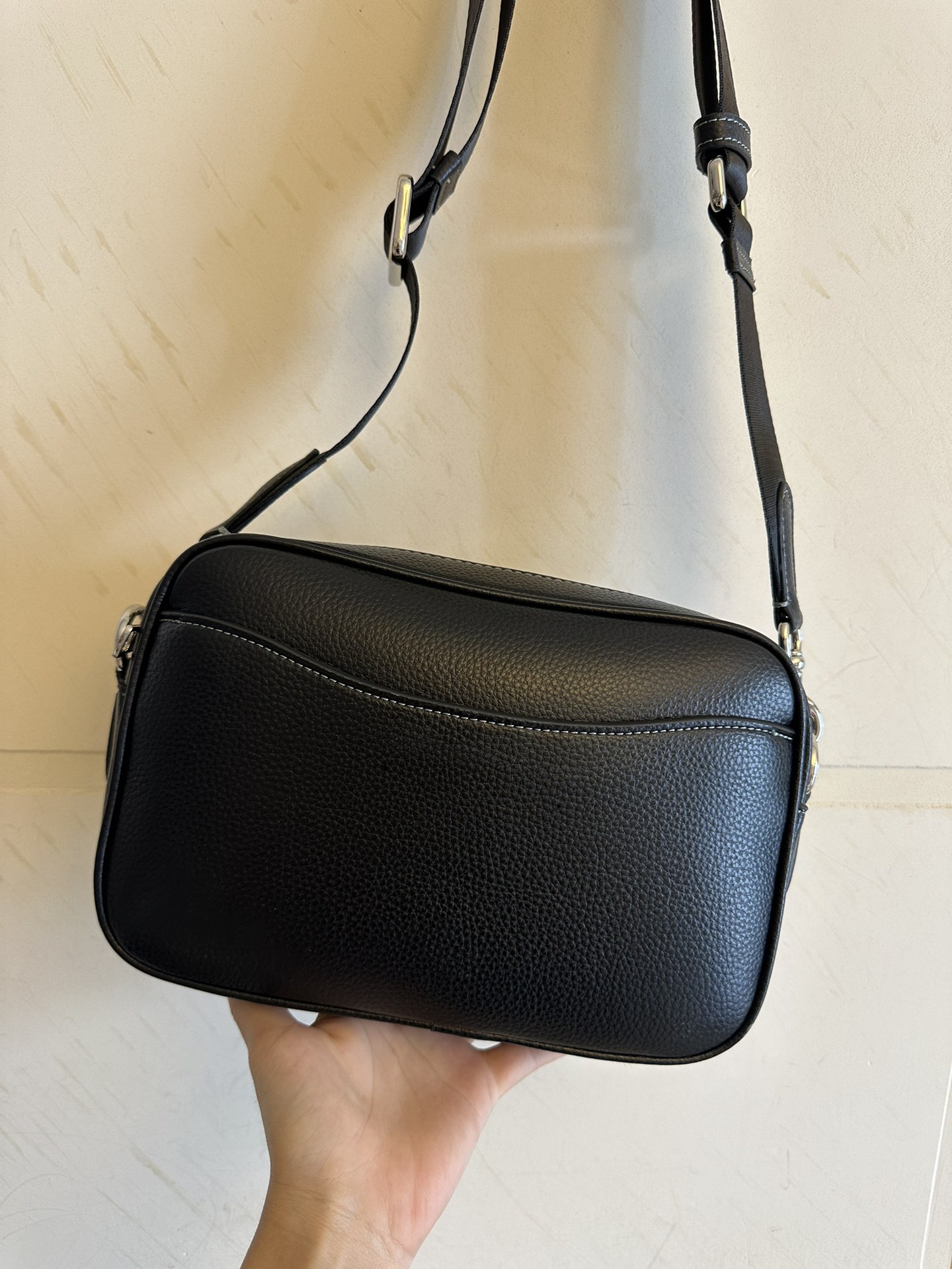 Coach 新款蔻驰 老花男士相机包 纯黑CJ509 黑花CJ510 Elias Crossbody 邮差相机包 肩带可拆卸 可调节 老花logo 简约 不过时 一直是 款 前后都有小口袋 容纳量巨强大 单肩斜挎都非常有型