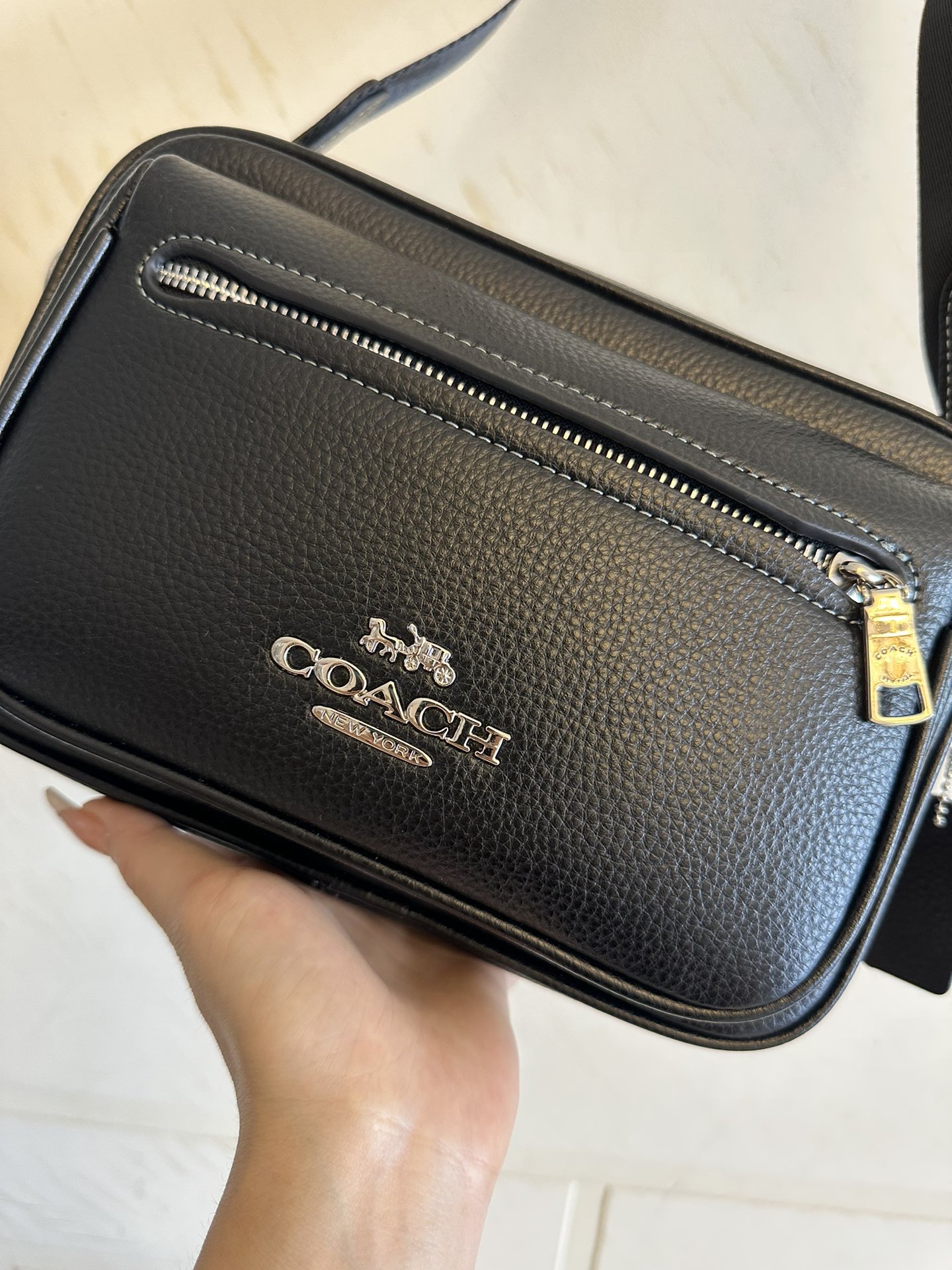 Coach 新款蔻驰 老花男士相机包 纯黑CJ509 黑花CJ510 Elias Crossbody 邮差相机包 肩带可拆卸 可调节 老花logo 简约 不过时 一直是 款 前后都有小口袋 容纳量巨强大 单肩斜挎都非常有型