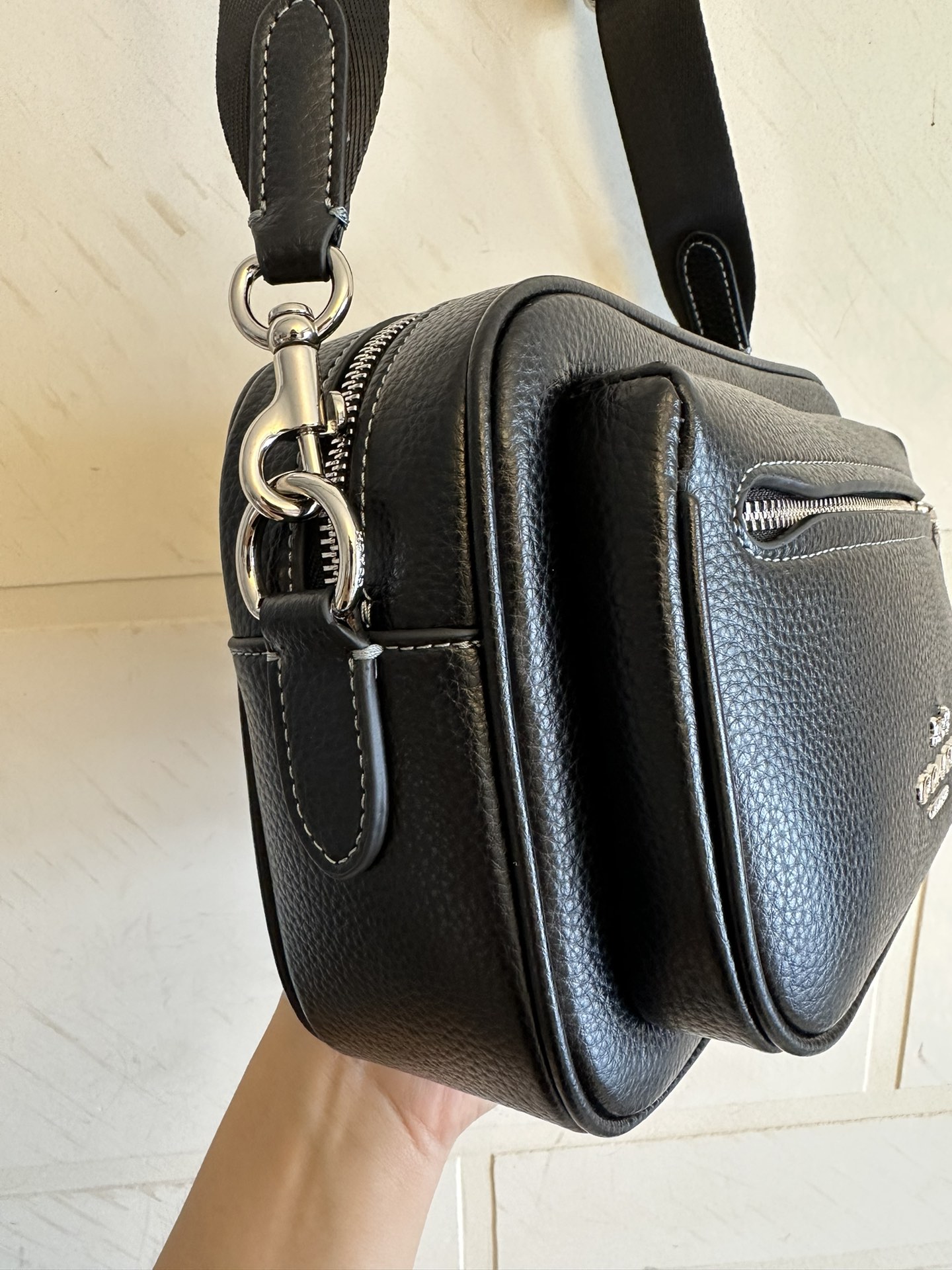 Coach 新款蔻驰 老花男士相机包 纯黑CJ509 黑花CJ510 Elias Crossbody 邮差相机包 肩带可拆卸 可调节 老花logo 简约 不过时 一直是 款 前后都有小口袋 容纳量巨强大 单肩斜挎都非常有型