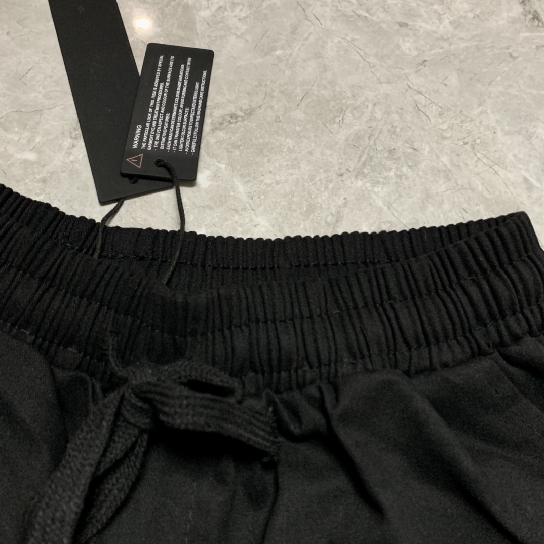 “Stone Island 3D Shorts: Air-Breathing Fabric, Multilevel Pocket, Black/Military Green, Sizes M-2XL” - 图片 7