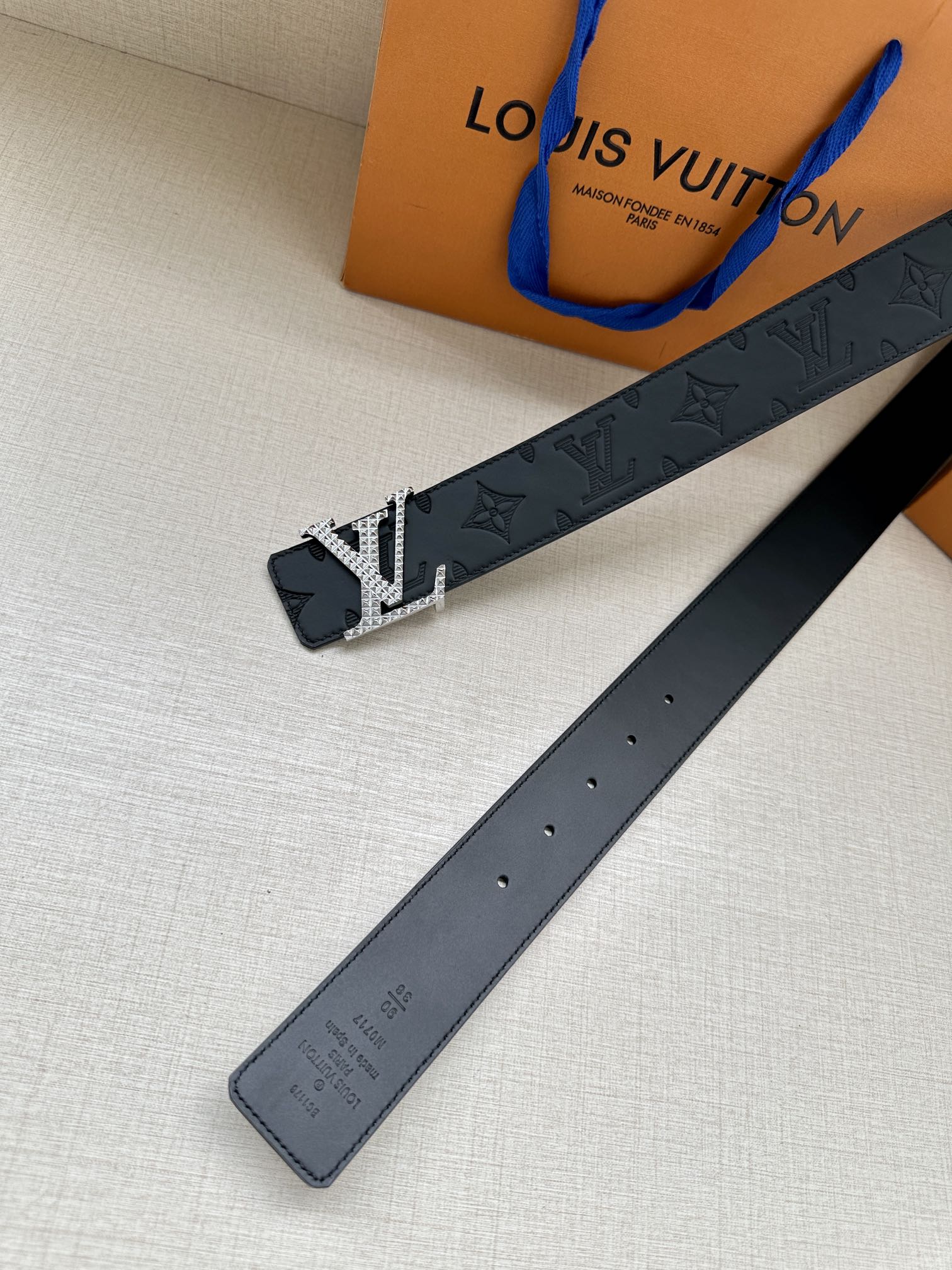 LV40毫米可逆带可以在两种方式表带