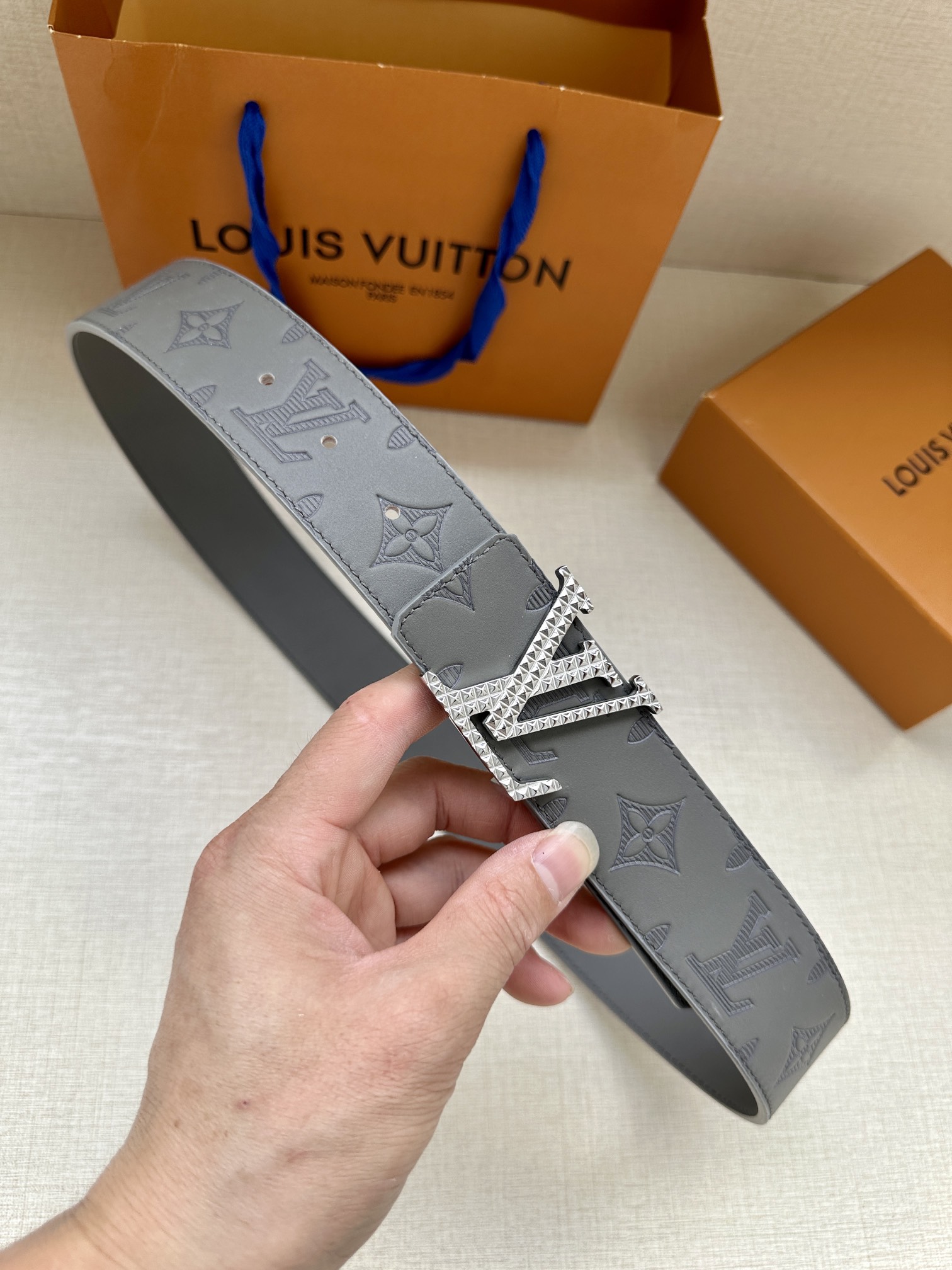 LV40毫米可逆带可以在两种方式表带
