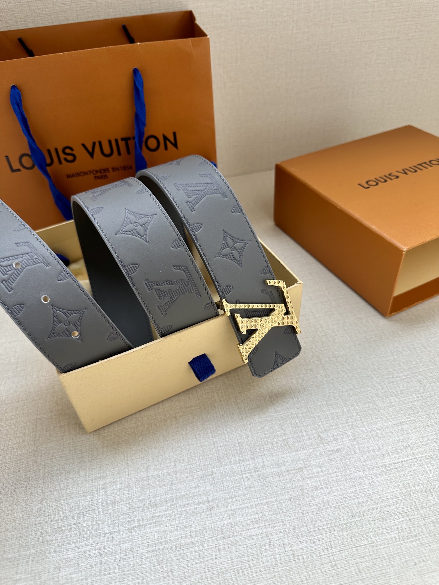 LV40毫米可逆带可以在两种方式表带