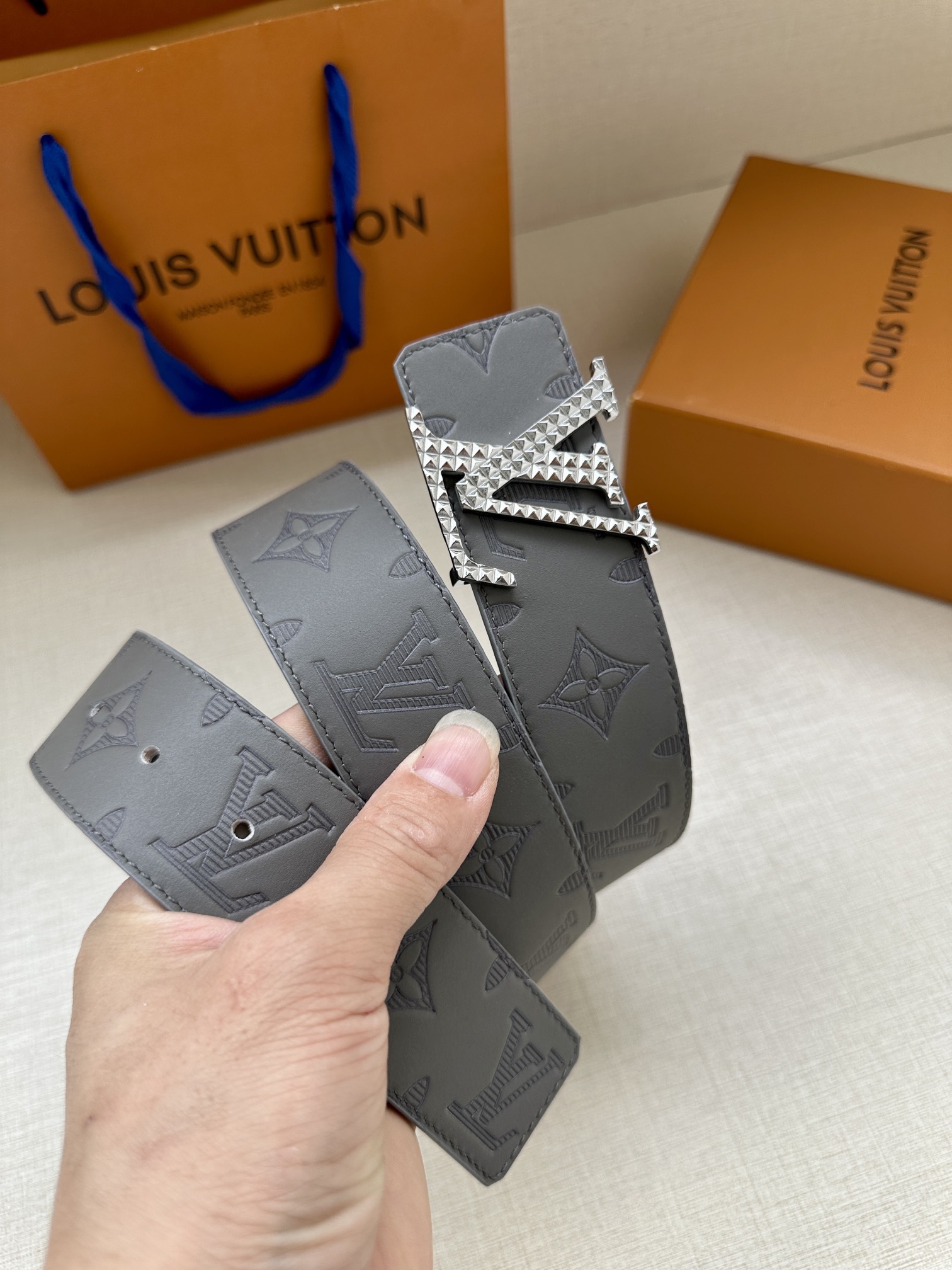 LV40毫米可逆带可以在两种方式表带