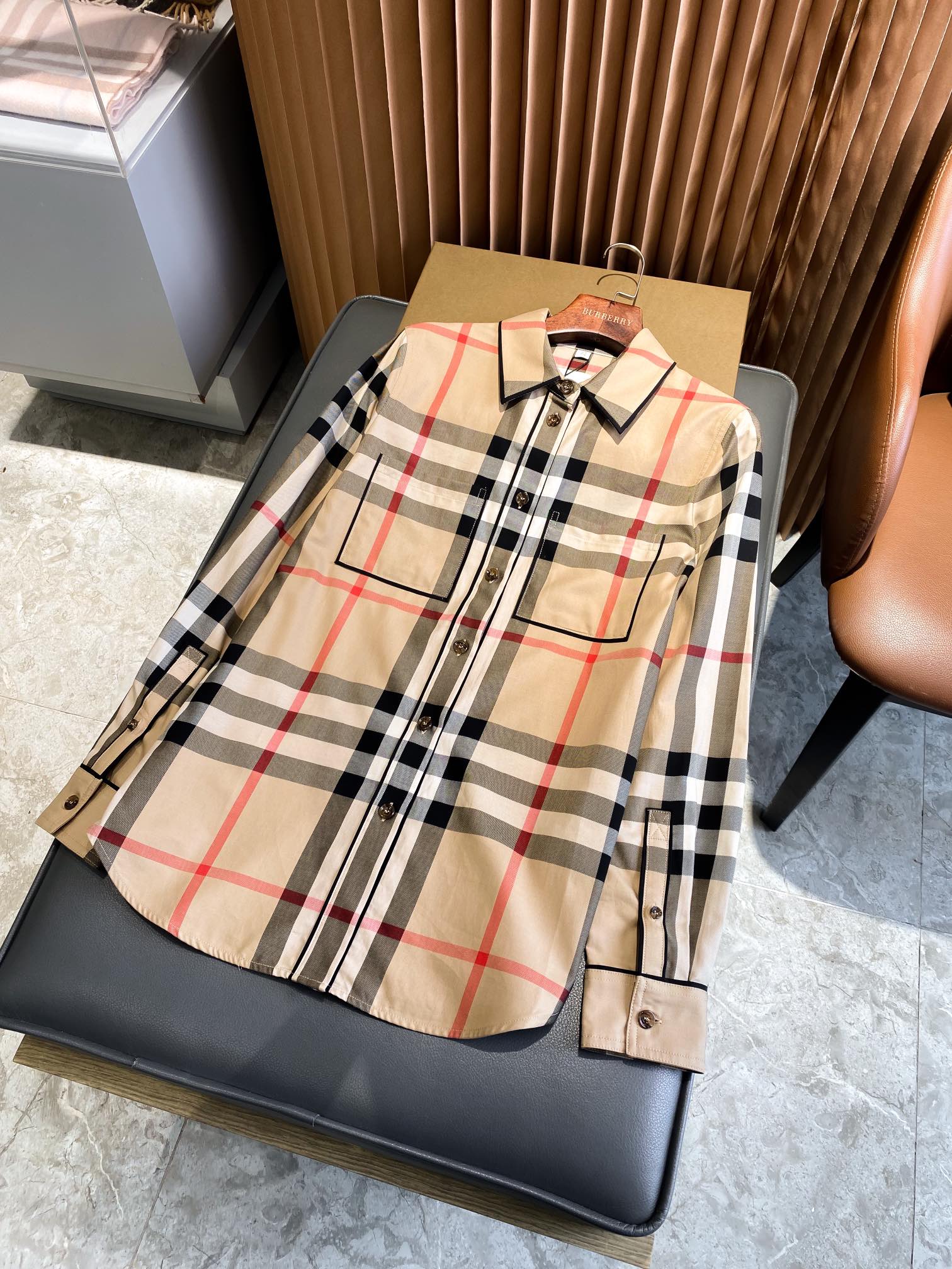 NO:782342,Product code 10225808 Pointed collar plaid cotton shirt (with full set of packaging) BUR’s flagship channel, the official website price is 5,000, and it is ready to be sold out as soon as it is released!  New color matching iconic plaid shirt, super popular retro British style, a must-have for plaid lovers!  The super popular plaid shirt. Old fans rush to grab it as the quantity is limited and they have to wait for the next batch of goods. There are many matching places for you to verify one by one!  A lot of fabric is wasted in the plaid alignment at each position!  Made of cotton twill fabric. Vibrantly decorated with Burberry plaid, showing a regular fit. It adopts a neat pointed collar design and is decorated with black strips. Decorated with brand collection retro large plaid, a wardrobe collection style for BUR fans, especially for loyal BUR fans, this style is a treasure-level product that must not be missed!  !  The language design of the new season is highly recognizable. The overall design gives people a simple, high-standard and basic feeling, and the overall design is made of loose version, which is more fashionable and high-street casual style!  !  It is equipped with a worsted plaid cotton fabric that feels softer and more delicate than ordinary shirt fabrics. The overall touch is extremely comfortable, and the skin-friendly effect is also excellent. The style is also perfect for matching, and perfectly meets the needs of various wearing occasions. It is extremely extraordinary, and the grade and charm are extremely outstanding and dazzling, and can better highlight the brand specifications and your pursuit of fashion!  !  Anyone who wears it will look very elegant. Generally speaking, this dress is really a must-have for daily casual work!  If you come across such a beautiful model, hurry up and grab it. Exclusive spot, exclusive resource gifts, super recommended!  Needless to say, it’s a good thing. It would be a pity to miss it. I look forward to your fans’ perfect performance!  !  The sizes are S, M, L, XL, and XXL. Hurry and grab it. Burberry - clothing, burberry, shirts,19860909商品编码10225808 领尖扣衣领格纹棉质衬衫（配全套包装）BUR王牌渠道,官网售价五千,一经发售已准备售罄！新配色标志性格纹衬衫,超火爆的复古英伦风,格子控必备款！超高人气的格纹衬衫. 老粉们赶紧抢数量有限出完只能等下一批货了,非常多对位地方带你来一一验证！每个位置格纹对位浪费了很多面料！选用棉质斜纹面料打造.活力装饰 Burberry 格纹,呈现常规版型.采用利落领尖扣衣领设计,装饰黑条点缀.装饰品牌典藏 复古大格纹,BUR粉丝的衣橱珍藏款式,尤其是对于忠实的BUR粉来说,此款更是绝对不能错过的珍宝级别产物！！ 新一季的语言设计 极具辨识度整体给人一种简约高规又基础 并且整体更是采用宽松版型打造 时尚跟高街休闲风格更强！！ 配置了精纺格纹棉质面料手感比普通衬衫面料柔软细腻整体的触感极为舒适,亲肤效果也是极佳.版型方面也是完美穿搭效果,完美的符合各种穿搭场合的所需.极为非凡,档次与魅力更是极为的出色亮眼,更能够彰显品牌规格与你对于时尚的追求！！任何一个人穿了都非常有气质,总体来说这款衣服真的是日常休闲工作必备款！ 能遇到这样美好的款就抓紧收了吧,独家现货,独家资源馈赠,超级推荐！好物无需多言,错过便是遗憾,期待各位粉丝的完美演绎！！ 码数分别有S、M、L、XL、XXL赶紧抢,博柏利-服装,burberry,shirts,,Women's clothing