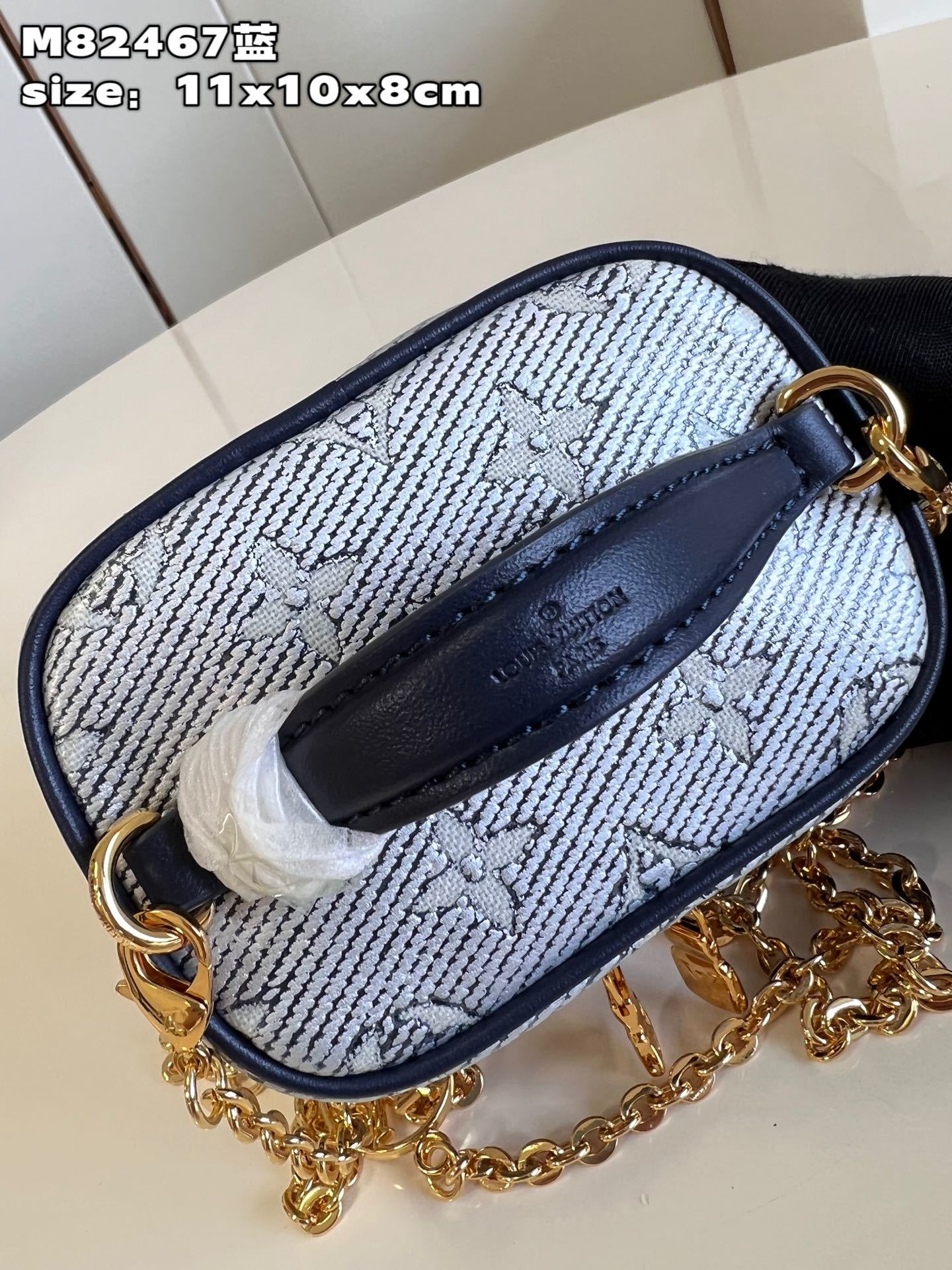 顶级原单M8246蓝7本款MicroVanity手袋选用Monoglam提花帆布以涂层工艺为玲珑构型笼罩