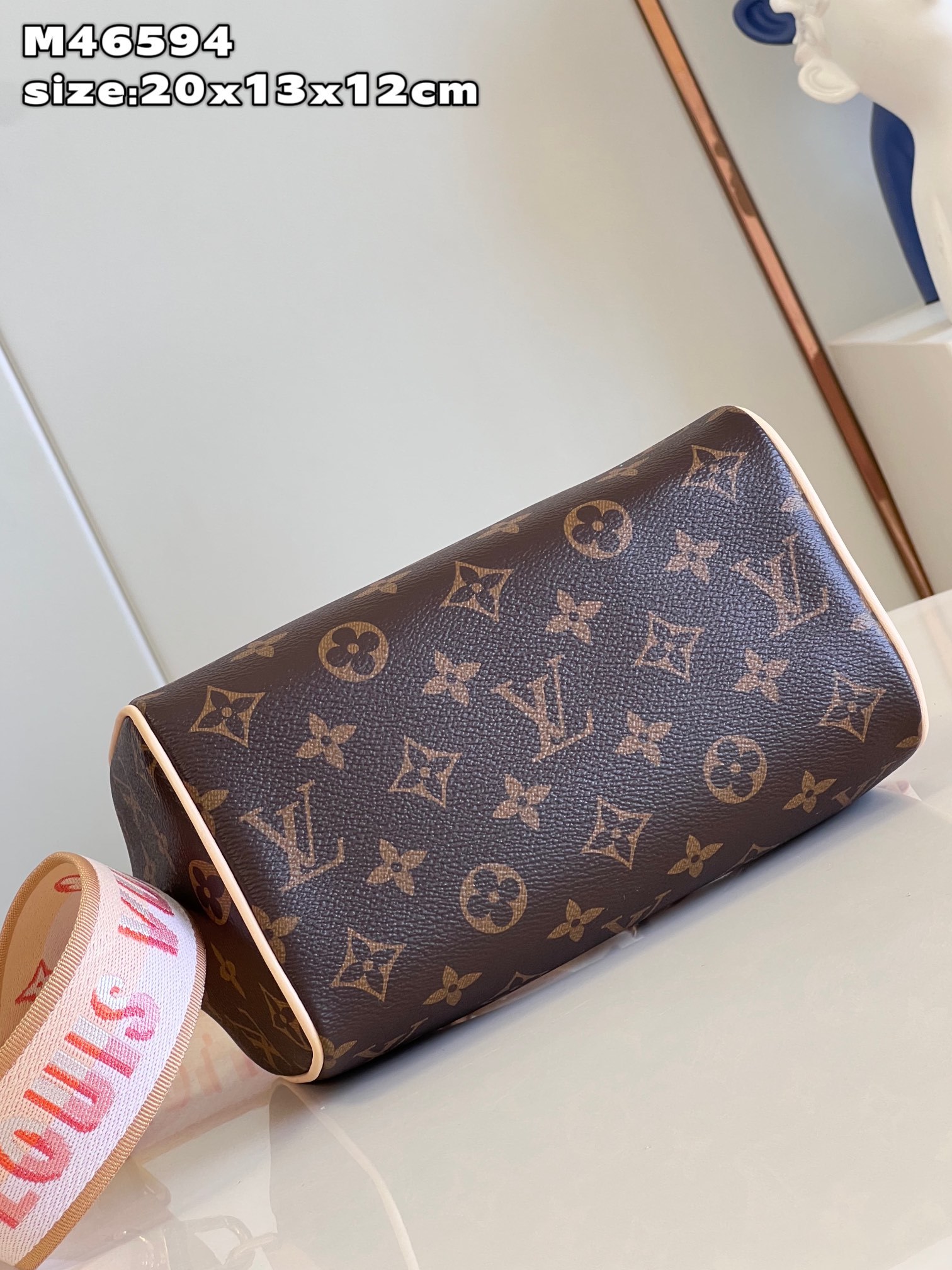 顶级原单M46594本款SpeedyBandoulière20手袋的灵感源自路易威登经典旅行袋采用Mon
