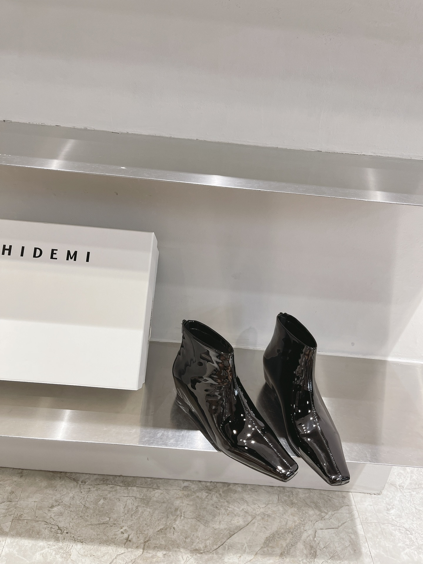 Post-Modernist Design: High-Quality, Fashionable Shoes for Modern Women