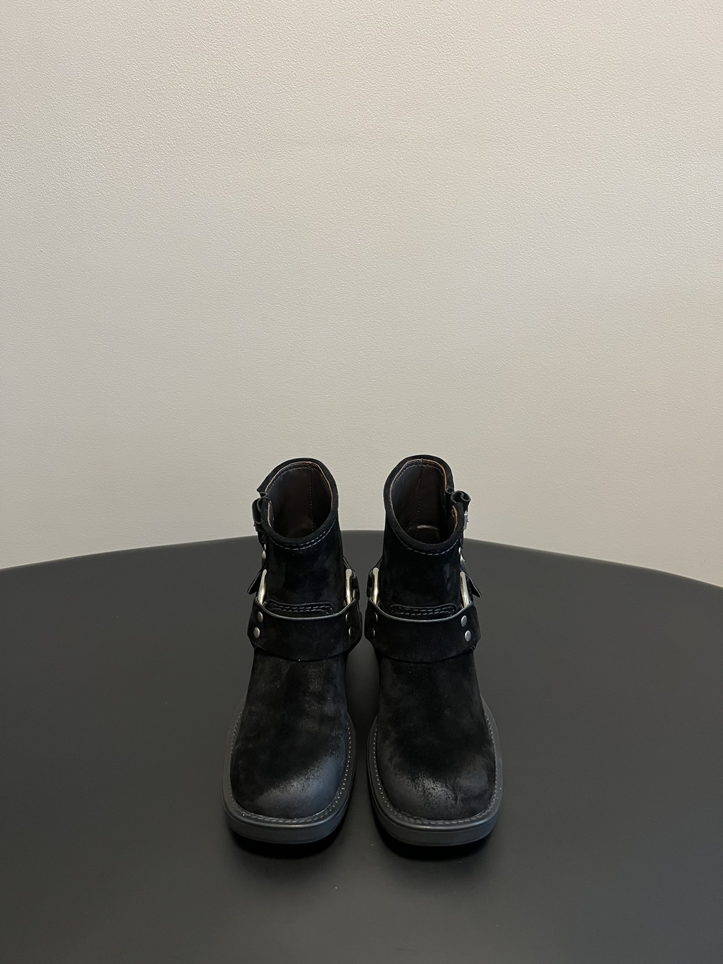 NO:478782,Exclusive hits on the entire network, Miumiu autumn and winter limited-edge mid-tube boots!  The most worth buying boots this year, no one!  Miumiu is really exciting this autumn and winter. It’s cool and crazy. It looks very rich at first glance. The autumn and winter limited edition!  It looks very hard, but it is actually very soft and easy to wear!  Excellent feet feel!  The boots are wide and can be worn with thick legs and thin legs, and they can be loose and look straight!  !  Full of punk style!  Two-color French calfskin/suede inner cowhide, original open mold Tpu outsole size 35-40 (40 custom made without return and exchange, short boots cowhide suede, boots, miumiu, boots, cowhide, chamois leather19860909全网独家爆款 Miumiu秋冬限量走秀款中筒靴！ 今年最值得入手的靴子 没有之一！miumiu今年秋冬确实很精彩啊 酷炫狂炸 一看就是很有钱的样子 秋冬限定款！看着很硬的样子 其实非常软巨好穿！脚感超赞！ 靴筒宽大 不管腿粗腿细 都能穿出宽松感而且非常显腿直！！朋克风十足！ 鞋面双色法国小牛皮/麂皮 内里牛皮 大底原版开模Tpu大底 码数35-40（40定制不退换 短靴牛皮麂皮,靴子,miumiu,boots,cowhide,chamois leather,Women's Shoes