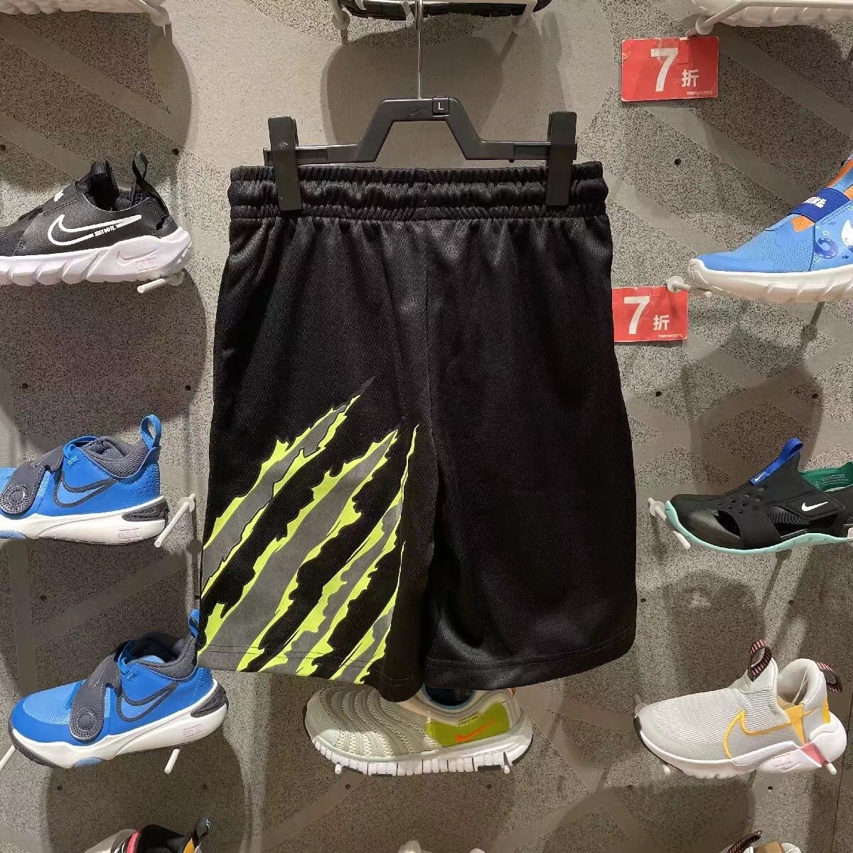 “QY 632 AJShorts: Flying Panthers in Tweed with Quick Dry Fabric, Black Leopard Scratch-Resistant” - 图片 2