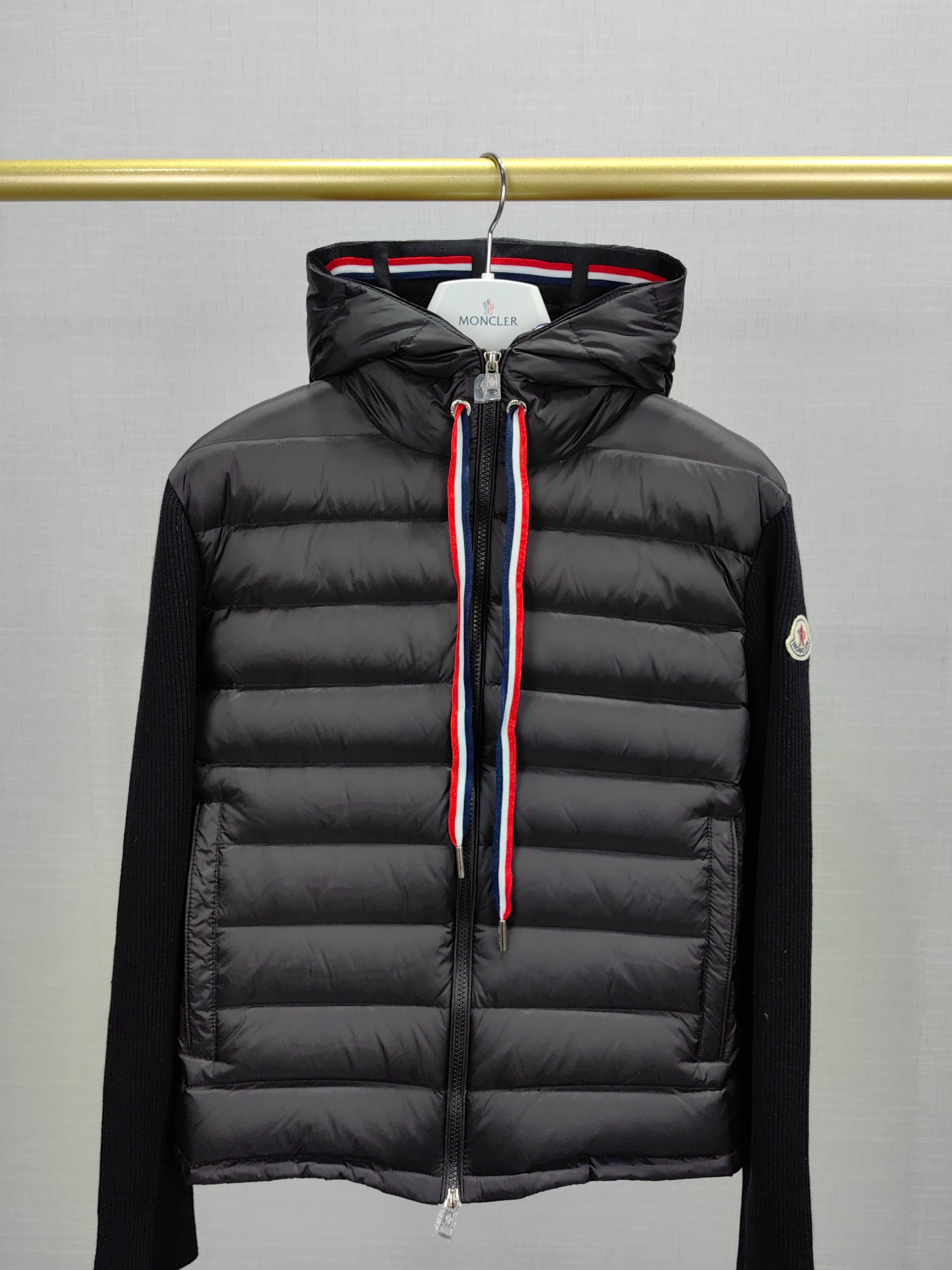 Gran venta
 Moncler Ropa Rebecas Abrigos y chaquetas Chaqueta de plumón Jersey de punto Negro Empalme Tejido Blusa con capucha