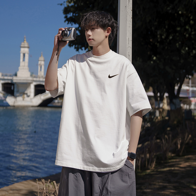 包邮 NIKE/耐克海外专柜立体胶印短袖T恤,高品质,男女同款 260g高克重新疆棉面料,宽松落肩的版型,不挑身材,包容性更强,经典钩子立体印花,丰富了版面的装饰元素了,结合裁剪裁线包边,甄选高轻质面料,体感细腻,舒适丝滑,更加贴合皮肤! 颜色:白色 黑色 胸围 袖长 衣长 M 108 20 69 L 112 21 71 XL 116 22 73 XXL 120 23 75 3XL 124 24 77