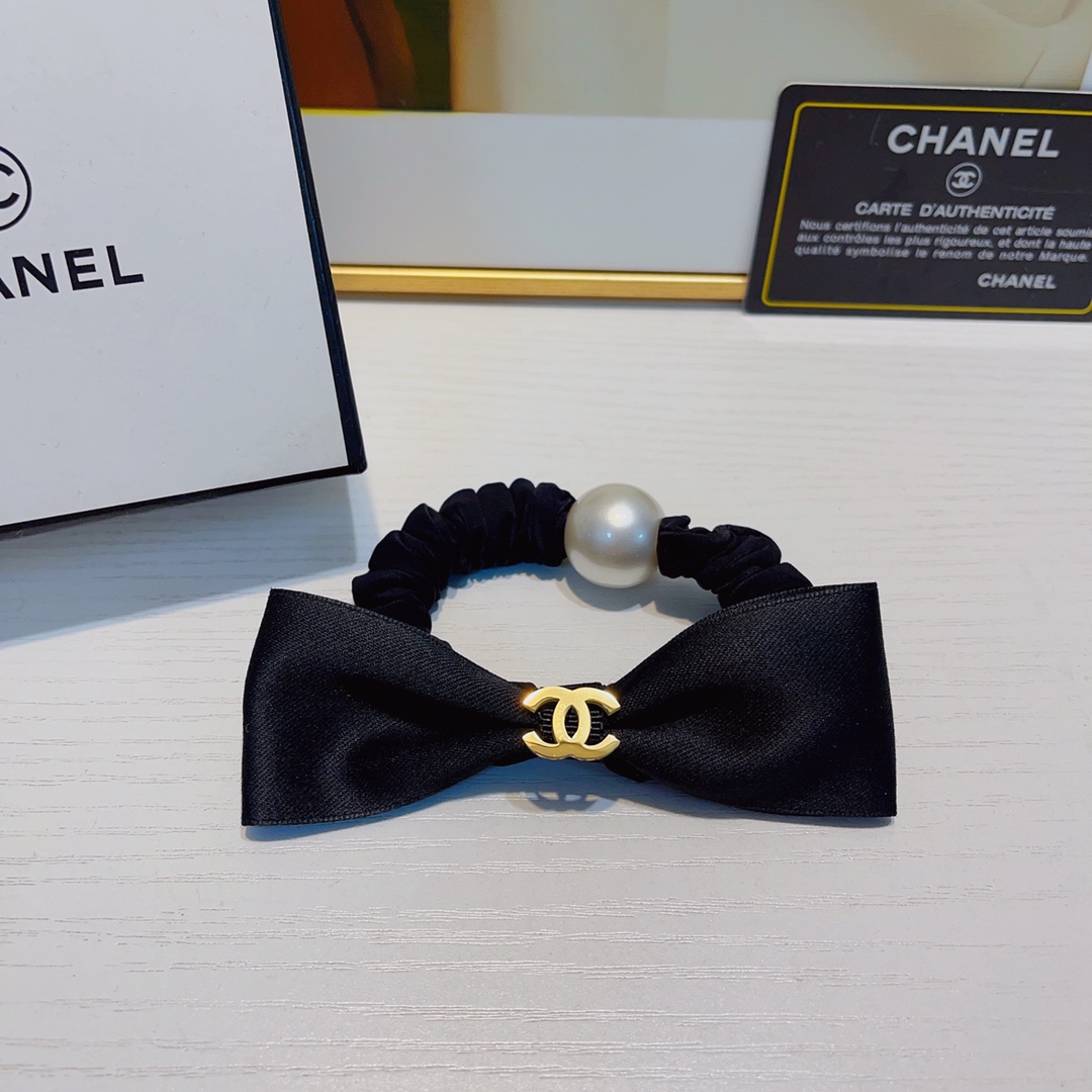 NO:277507,Chanel Xiaoxiang Chanel rubber band bow titanium steel logo pearl rubber band hair ring daily exquisite items Temperament versatile little fairy must-have items Treasure style Close eyes recommended (single) hairpins, hairpins, chanel, hairpins19860909Chanel小香 Chanel皮筋 蝴蝶结钛钢logo珍珠皮筋发圈 日常精致小单品 气质百搭小仙女必入单品 宝藏款 闭眼入推荐款（单个）发夹,发夹,chanel,hairpins,accessory