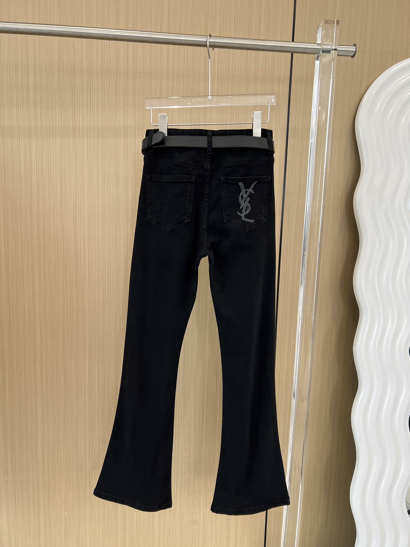 【新品上新】🎉YSL圣罗兰后袋重手工刺绣图案✨弹力铅笔小脚牛仔裤，纯黑色酵素洗水，定制整套五金配饰[哇]后袋染色人工刺绣图形，高弹赛络纺牛仔面料，市场顶级版本 。高品质全棉牛仔➕开模定制专属YSL腰带搭配黑色高级感十足 ，体现出高贵神秘感强，修长显瘦腿形衬托出女性华丽高贵的气质～简直是秋冬季节的必备款神裤👍 1⃣️色 尺码：S M L