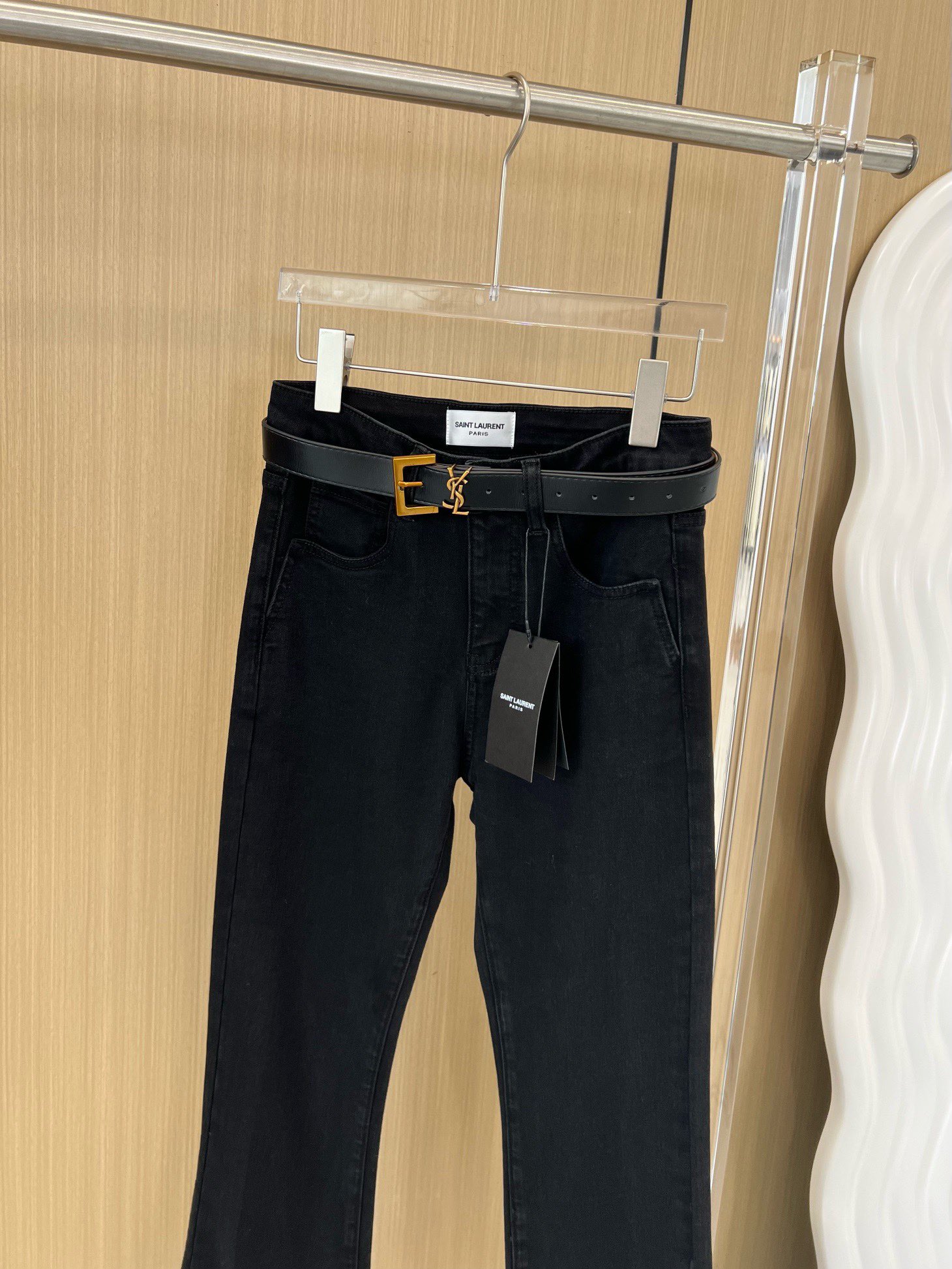 【新品上新】🎉YSL圣罗兰后袋重手工刺绣图案✨弹力铅笔小脚牛仔裤，纯黑色酵素洗水，定制整套五金配饰[哇]后袋染色人工刺绣图形，高弹赛络纺牛仔面料，市场顶级版本 。高品质全棉牛仔➕开模定制专属YSL腰带搭配黑色高级感十足 ，体现出高贵神秘感强，修长显瘦腿形衬托出女性华丽高贵的气质～简直是秋冬季节的必备款神裤👍 1⃣️色 尺码：S M L