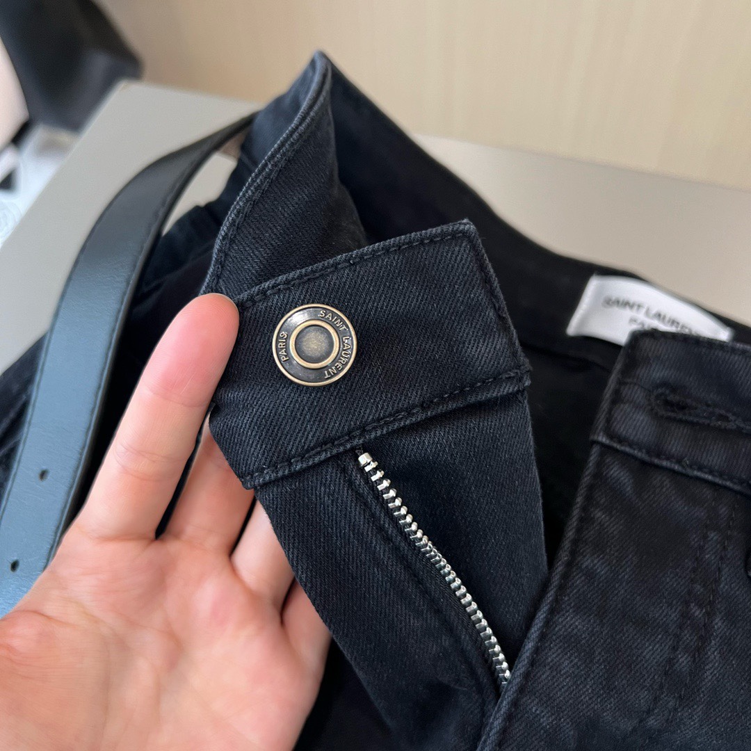 【新品上新】🎉YSL圣罗兰后袋重手工刺绣图案✨弹力铅笔小脚牛仔裤，纯黑色酵素洗水，定制整套五金配饰[哇]后袋染色人工刺绣图形，高弹赛络纺牛仔面料，市场顶级版本 。高品质全棉牛仔➕开模定制专属YSL腰带搭配黑色高级感十足 ，体现出高贵神秘感强，修长显瘦腿形衬托出女性华丽高贵的气质～简直是秋冬季节的必备款神裤👍 1⃣️色 尺码：S M L