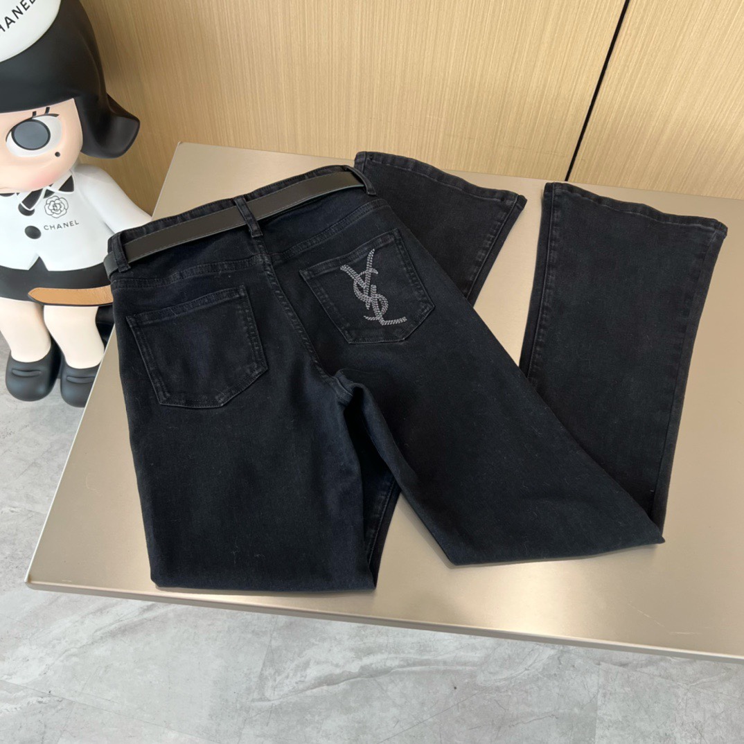 【新品上新】🎉YSL圣罗兰后袋重手工刺绣图案✨弹力铅笔小脚牛仔裤，纯黑色酵素洗水，定制整套五金配饰[哇]后袋染色人工刺绣图形，高弹赛络纺牛仔面料，市场顶级版本 。高品质全棉牛仔➕开模定制专属YSL腰带搭配黑色高级感十足 ，体现出高贵神秘感强，修长显瘦腿形衬托出女性华丽高贵的气质～简直是秋冬季节的必备款神裤👍 1⃣️色 尺码：S M L