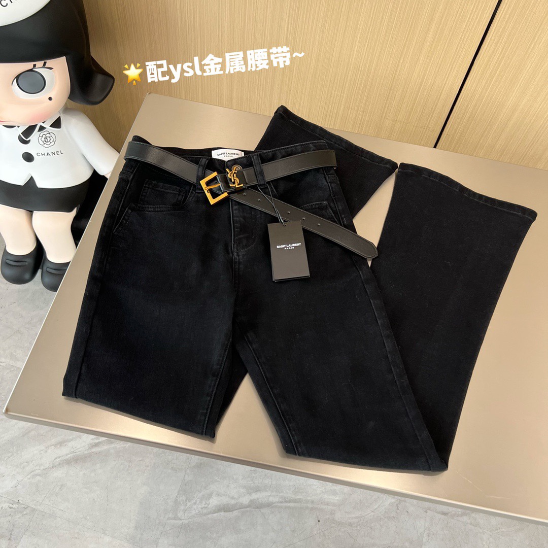 【新品上新】🎉YSL圣罗兰后袋重手工刺绣图案✨弹力铅笔小脚牛仔裤，纯黑色酵素洗水，定制整套五金配饰[哇]后袋染色人工刺绣图形，高弹赛络纺牛仔面料，市场顶级版本 。高品质全棉牛仔➕开模定制专属YSL腰带搭配黑色高级感十足 ，体现出高贵神秘感强，修长显瘦腿形衬托出女性华丽高贵的气质～简直是秋冬季节的必备款神裤👍 1⃣️色 尺码：S M L