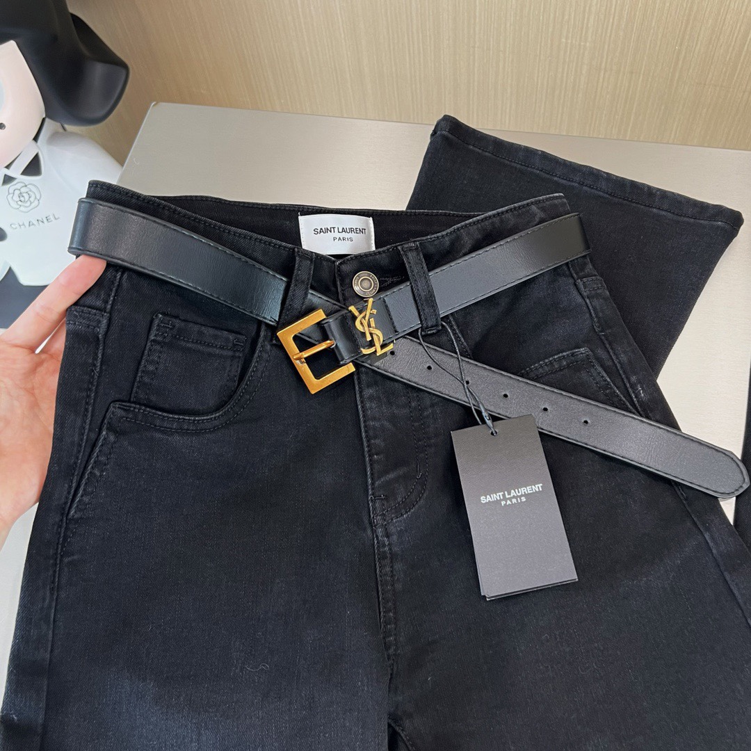 【新品上新】🎉YSL圣罗兰后袋重手工刺绣图案✨弹力铅笔小脚牛仔裤，纯黑色酵素洗水，定制整套五金配饰[哇]后袋染色人工刺绣图形，高弹赛络纺牛仔面料，市场顶级版本 。高品质全棉牛仔➕开模定制专属YSL腰带搭配黑色高级感十足 ，体现出高贵神秘感强，修长显瘦腿形衬托出女性华丽高贵的气质～简直是秋冬季节的必备款神裤👍 1⃣️色 尺码：S M L