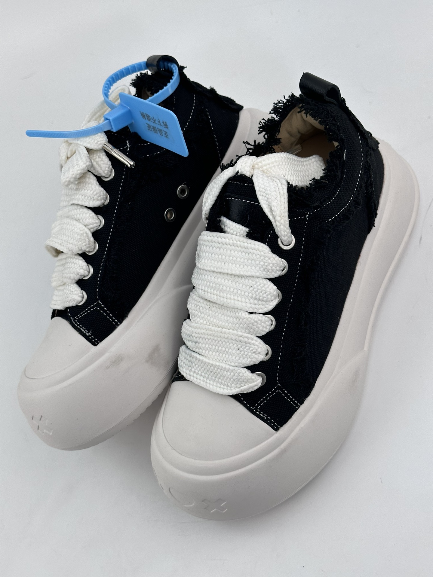 200 Soap Opera Bubble Classic Canvas Low Sneaker SOUSF 3231005