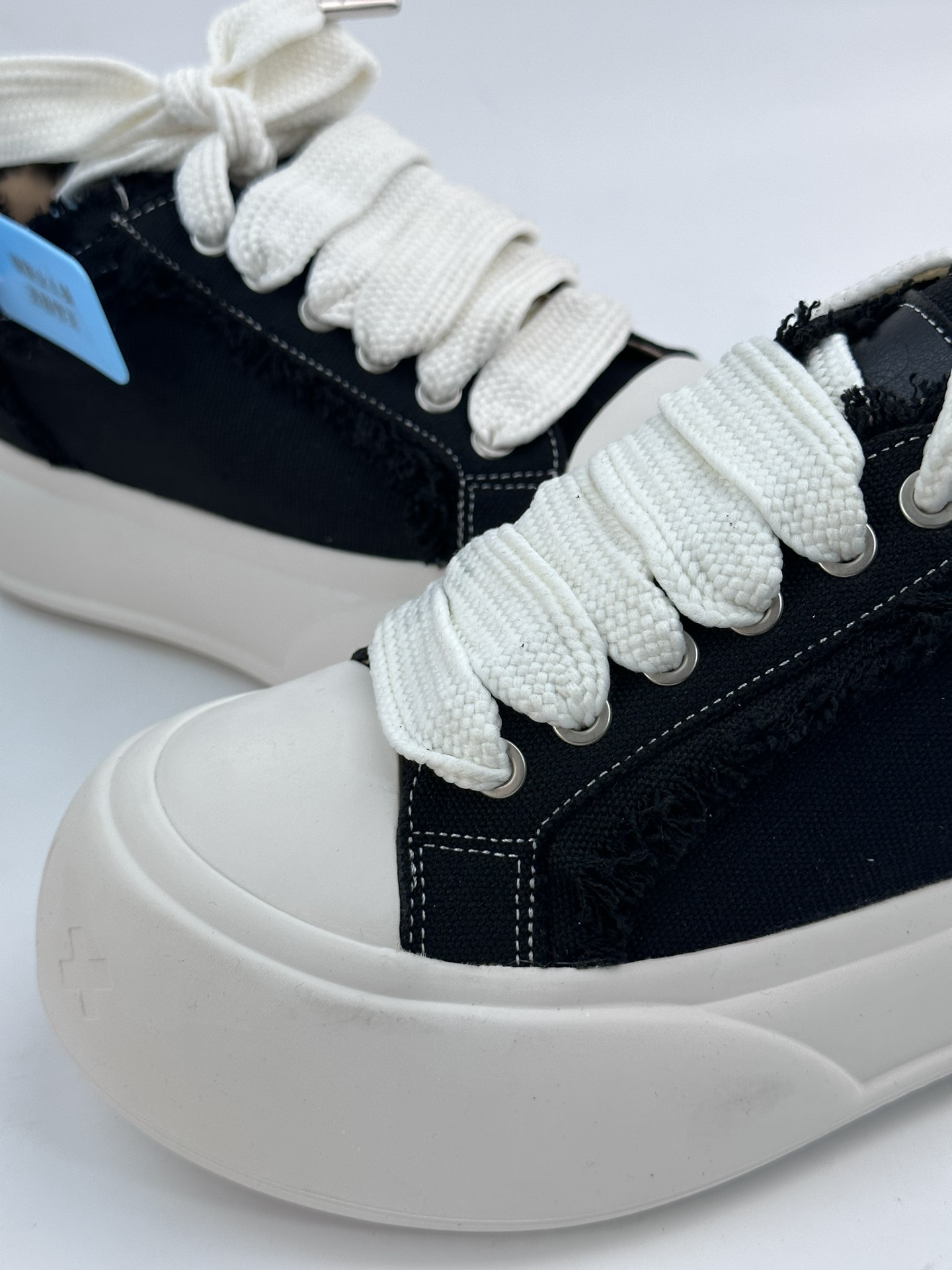 200 Soap Opera Bubble Classic Canvas Low Sneaker SOUSF 3231005