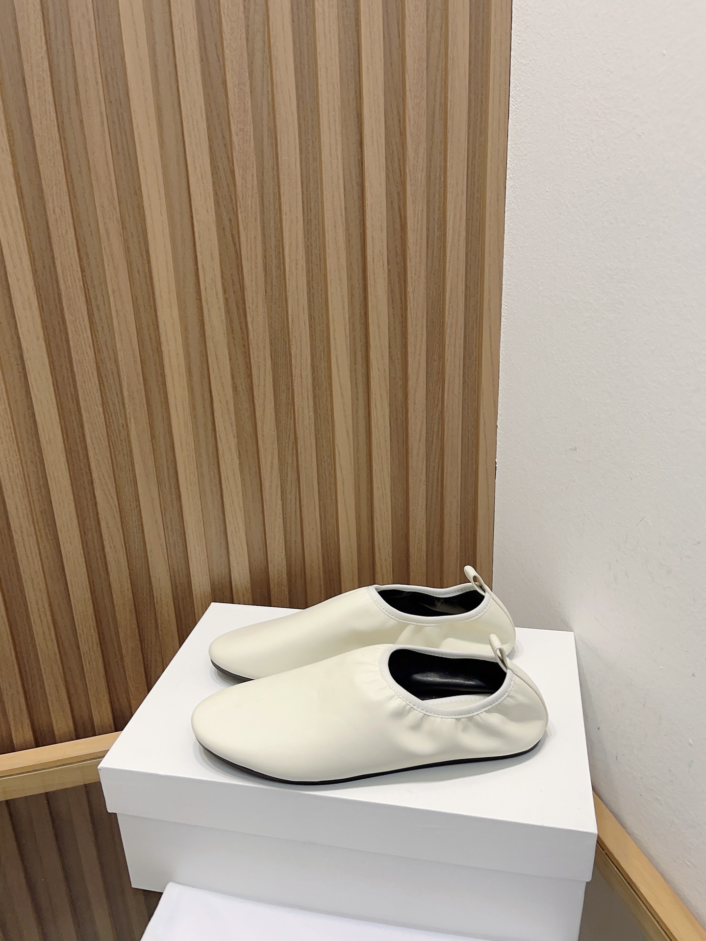 NO:263153,THE ROW 2025 new deep-mouth ballet shoes, soft sheepskin, plus elastic straps on the mouth and no lining design, make the shoes fit the feet, comfortable and not grinding the feet, simple and a little retro flavor, combining minimalist aesthetics and retro aesthetics, fashionable and versatile!  Mixed-bred sheepskin upper inner sheepskin footrest, original rubber outsole, size 35/40 (40 custom made without return), ballet shoes, sheepskin19860909THE ROW 2025新款深口芭蕾舞鞋,柔软的羊皮加上鞋口松紧带和无内衬设计,使鞋子贴合脚部,上脚舒适不磨脚,简约中带点复古的味道,将极简美学和复古美学结合在一起,时髦又百搭！ 鞋面混种羊皮 内里羊皮垫脚 鞋底原版橡胶大底 码数35/40（40定做不退换）,芭蕾舞鞋,sheepskin,Women's Shoes