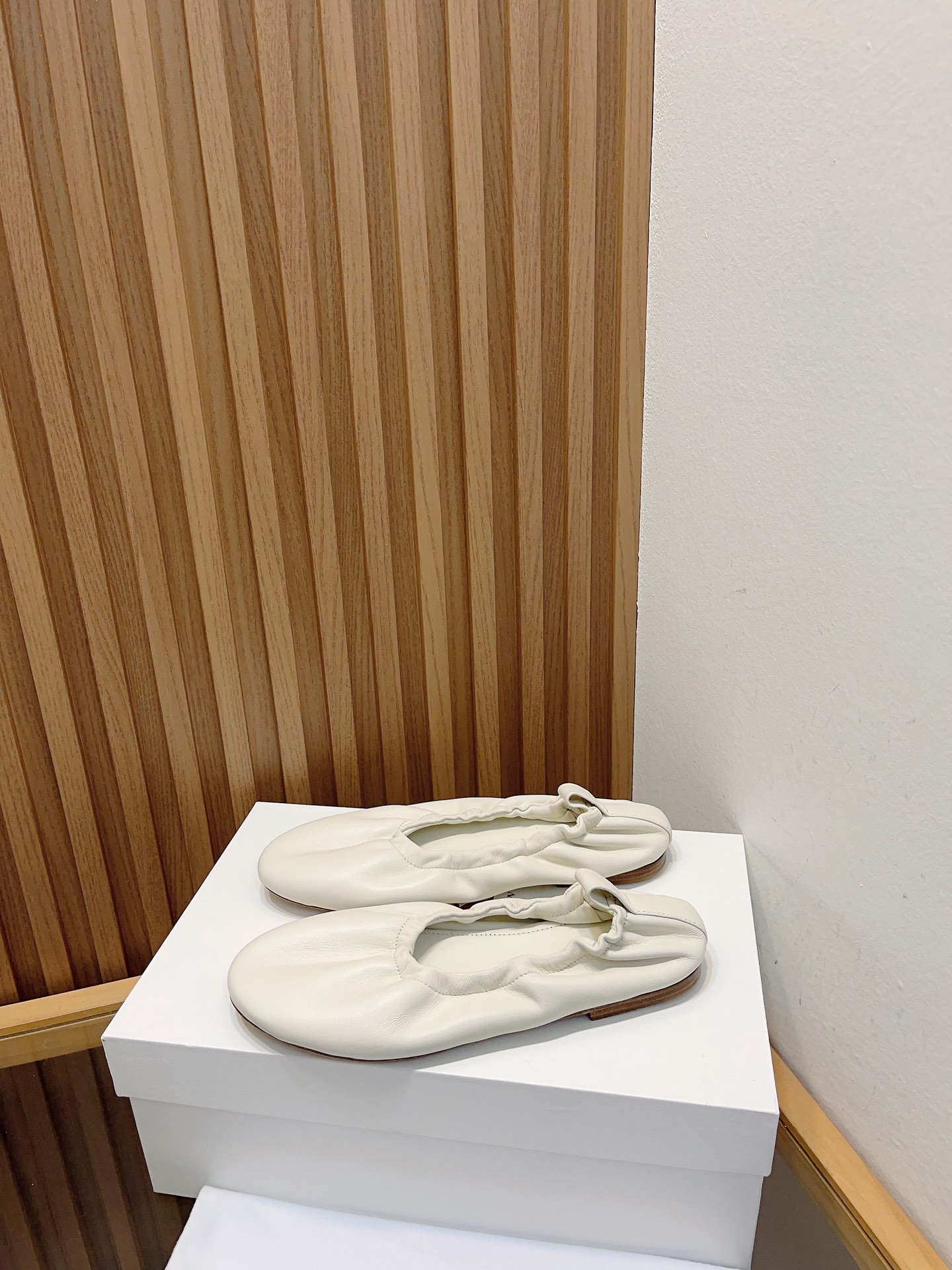 NO:263156,THE ROW 2025 new light mouth ballet shoes, soft sheepskin, plus elastic straps on the mouth and no lining design, make the shoes fit the feet, comfortable and not grinding the feet, simple and a little retro flavor, combining minimalist aesthetics and retro aesthetics, fashionable and versatile!  Mixed-bred sheepskin upper inner sheepskin footrest sole Italian original color genuine leather outsole size 35/40 (40 custom made without return or exchange), ballet shoes, sheepskin, Leather soles19860909THE ROW 2025新款浅口芭蕾舞鞋,柔软的羊皮加上鞋口松紧带和无内衬设计,使鞋子贴合脚部,上脚舒适不磨脚,简约中带点复古的味道,将极简美学和复古美学结合在一起,时髦又百搭！ 鞋面混种羊皮 内里羊皮垫脚 鞋底意大利原色真皮大底 码数35/40（40定做不退换）,芭蕾舞鞋,sheepskin,Leather soles,Women's Shoes