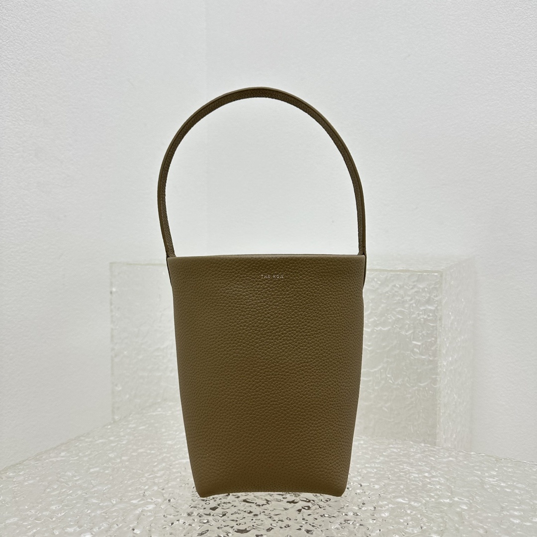 小荔枝奶茶新品N/SParktote手袋全新推出的经典包款North/.South手袋展现品牌在极简设计