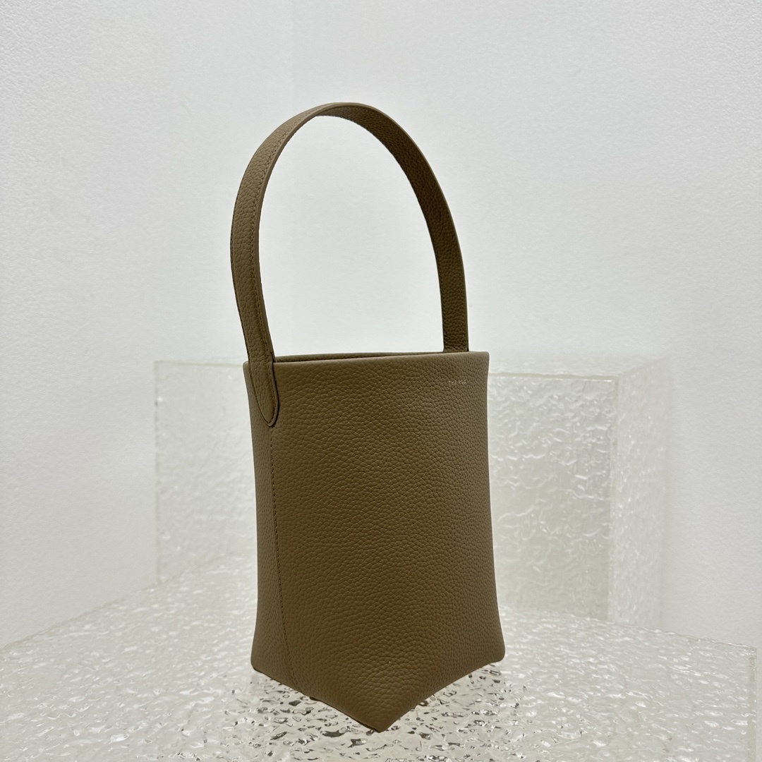 小荔枝奶茶新品N/SParktote手袋全新推出的经典包款North/.South手袋展现品牌在极简设计