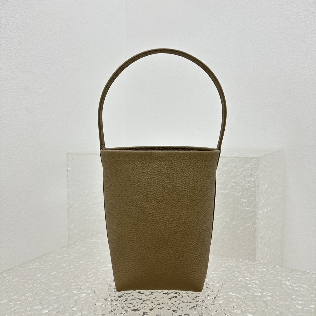 小荔枝奶茶新品N/SParktote手袋全新推出的经典包款North/.South手袋展现品牌在极简设计
