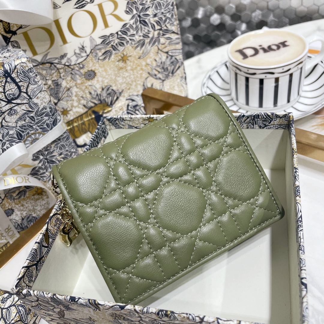 [Dior Wallets]LADY Wallet parchment It has four card slots, a zipper pocket, t