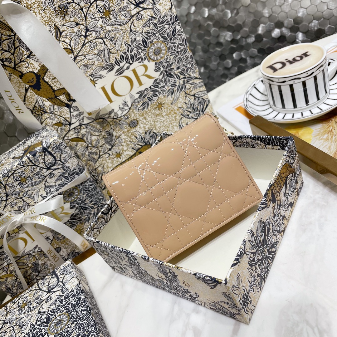 [Dior Wallets]LADY Wallet patent leatherThis mini LadyDior wallet has a sop