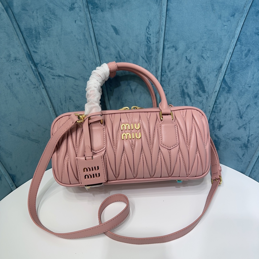 ¿Qué es una réplica 1: 1?
 MiuMiu AAA
 Bolsos de mano Algodón Piel de oveja