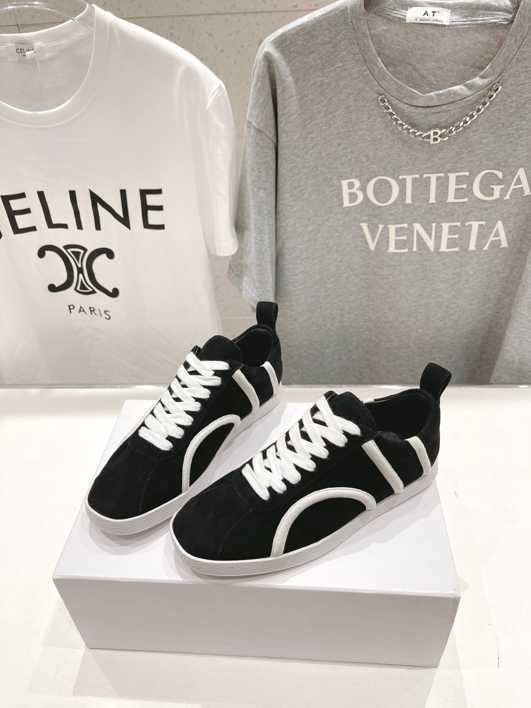 Fashionable High-End Sheepskin Shoes with TPR Rubber Sole – Toteme FW23 Collection - 图片 4