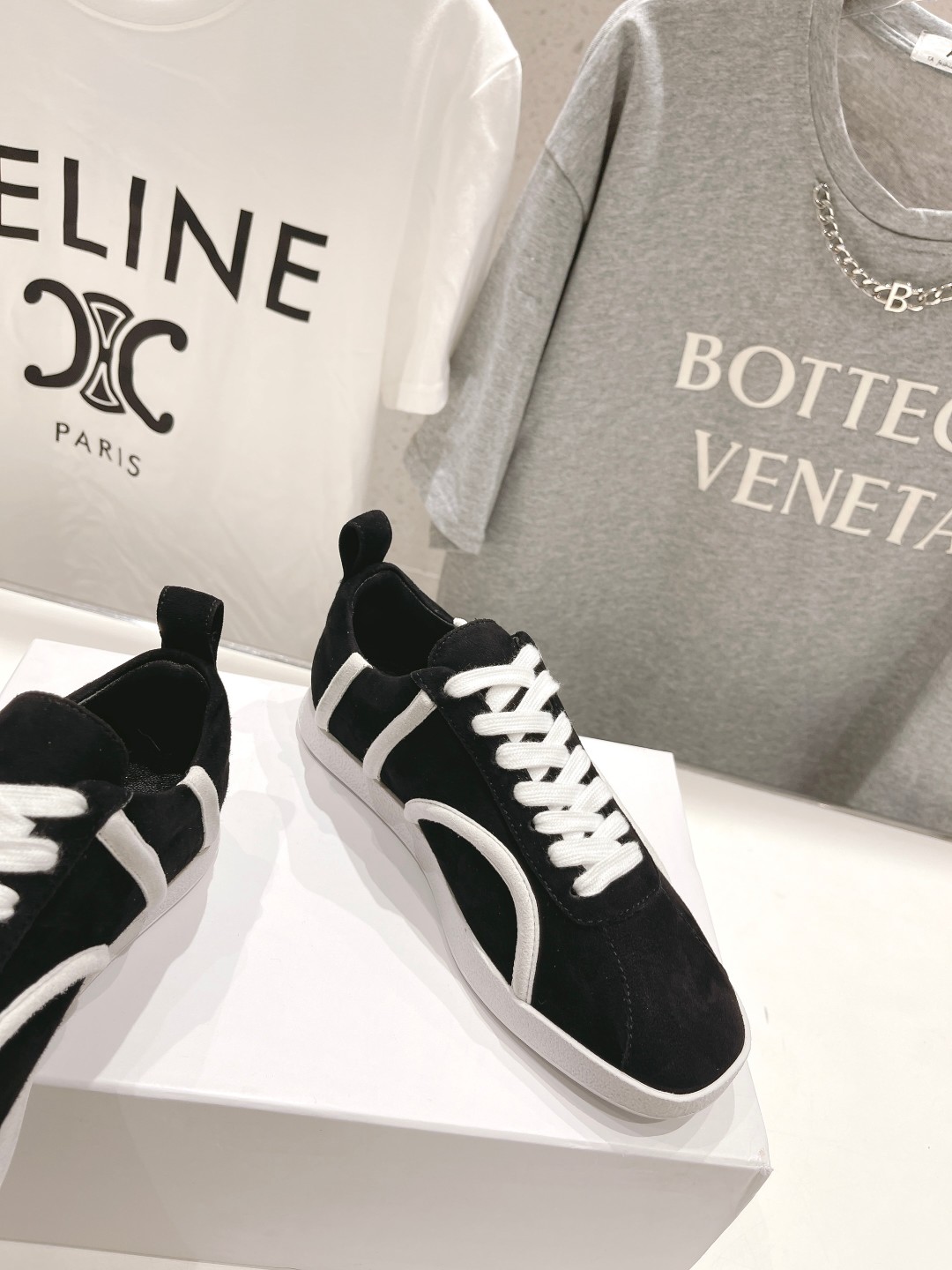 Fashionable High-End Sheepskin Shoes with TPR Rubber Sole – Toteme FW23 Collection - 图片 5