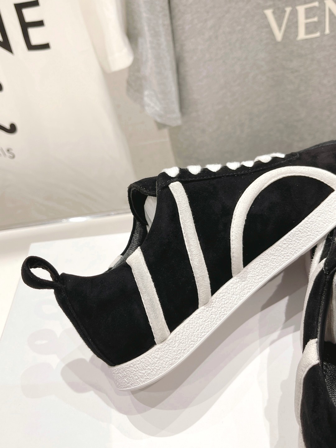 Fashionable High-End Sheepskin Shoes with TPR Rubber Sole – Toteme FW23 Collection - 图片 6