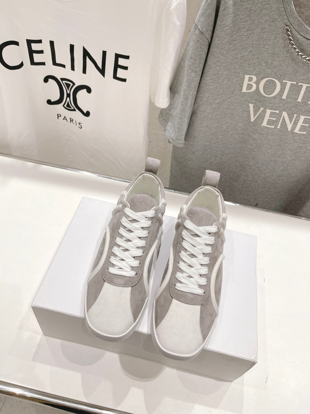 High-End Sheepskin Shoes with Comfortable Locomotive Style – Toteme FW23 Collection - 图片 1