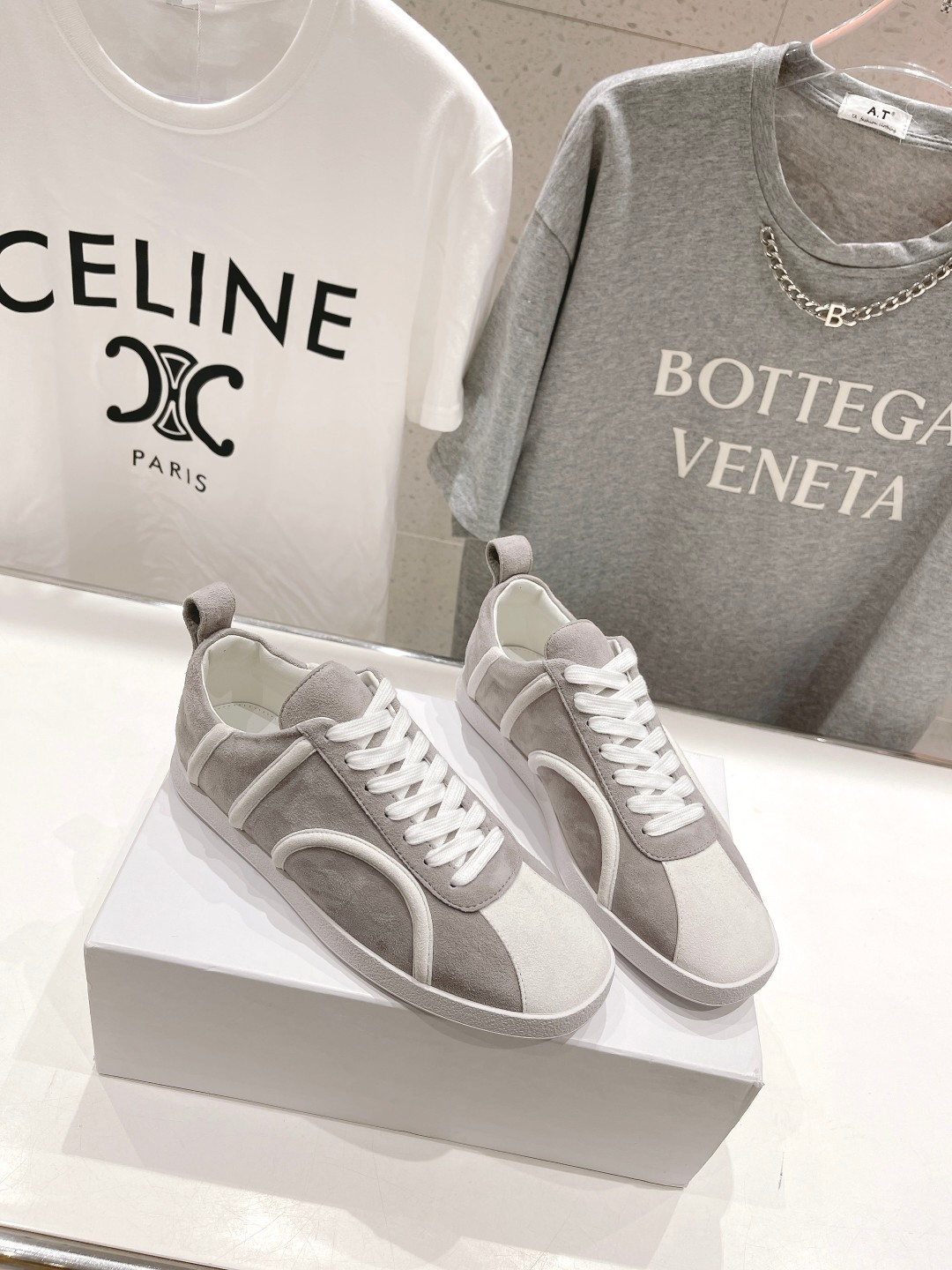 High-End Sheepskin Shoes with Comfortable Locomotive Style – Toteme FW23 Collection - 图片 3