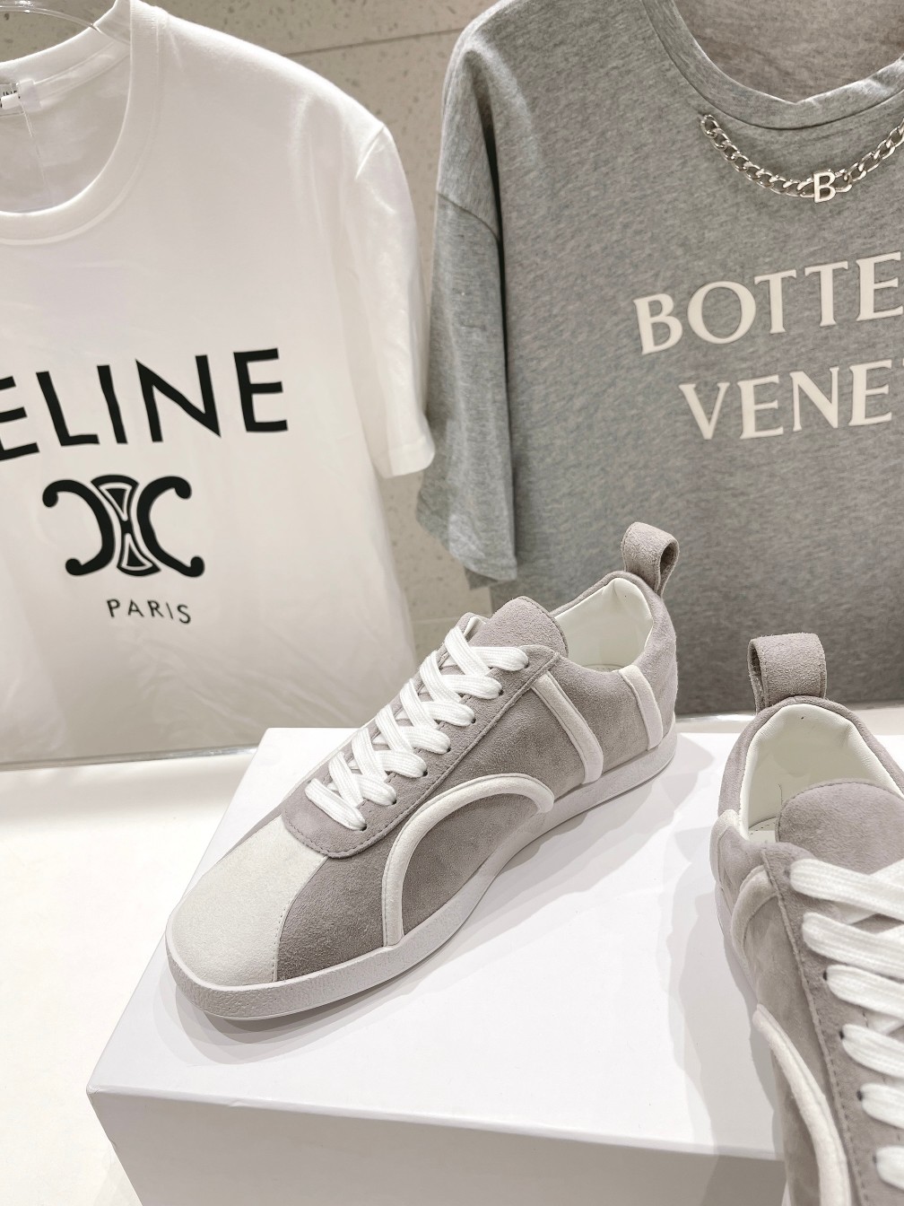 High-End Sheepskin Shoes with Comfortable Locomotive Style – Toteme FW23 Collection - 图片 4