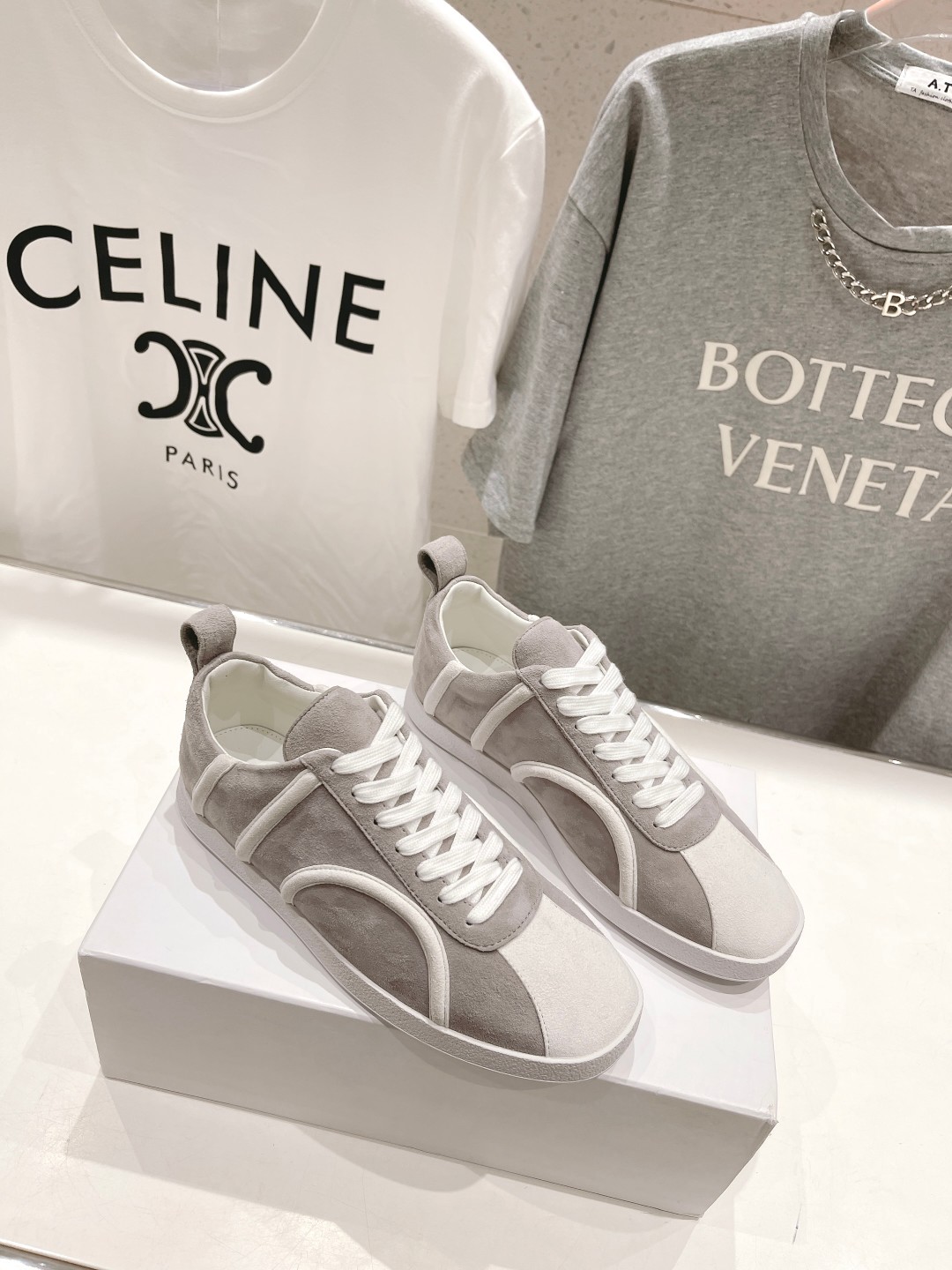 High-End Sheepskin Shoes with Comfortable Locomotive Style – Toteme FW23 Collection - 图片 5