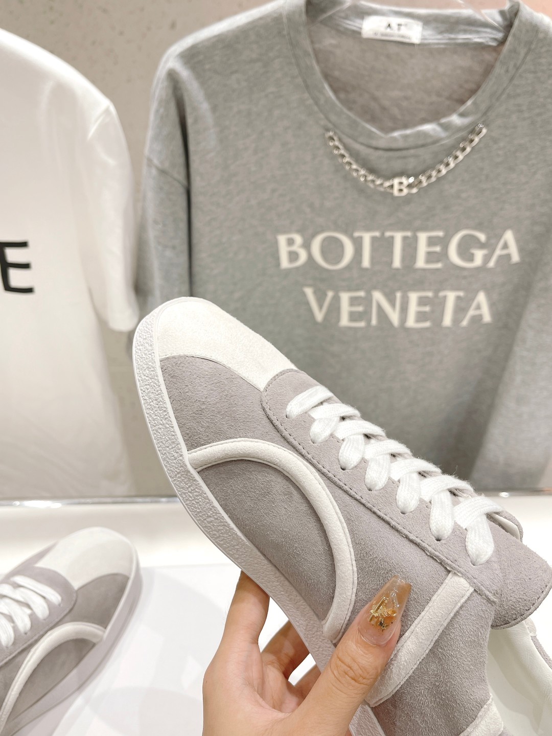 High-End Sheepskin Shoes with Comfortable Locomotive Style – Toteme FW23 Collection - 图片 7