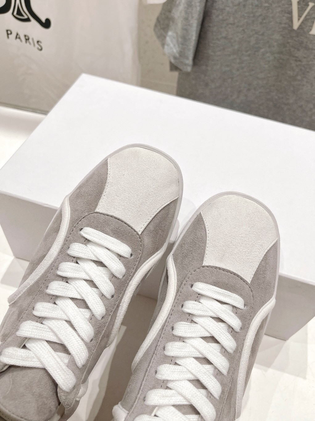 High-End Sheepskin Shoes with Comfortable Locomotive Style – Toteme FW23 Collection - 图片 8