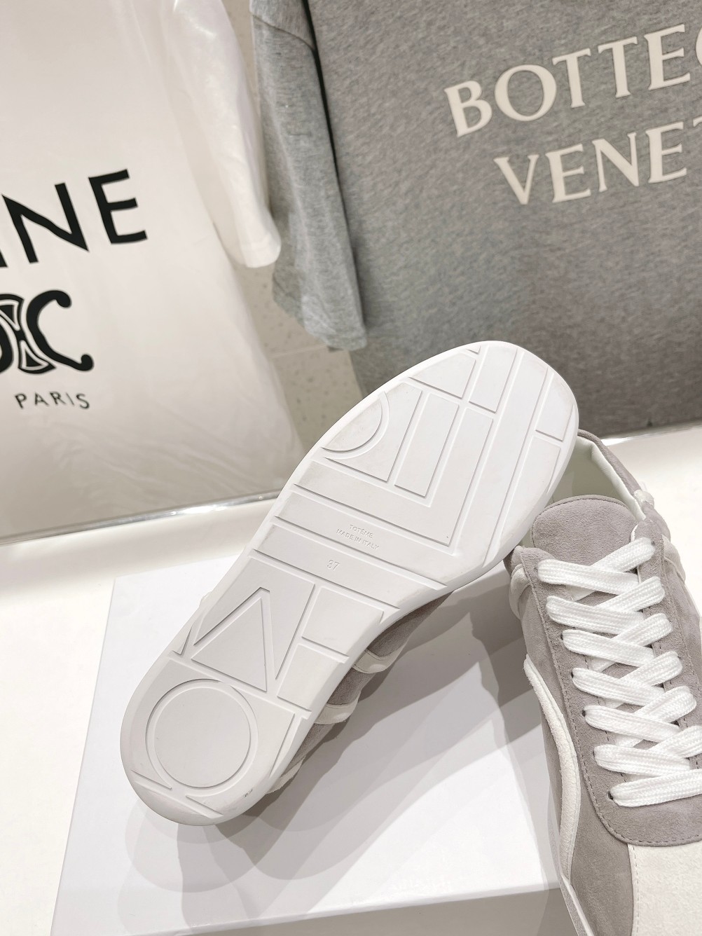 High-End Sheepskin Shoes with Comfortable Locomotive Style – Toteme FW23 Collection - 图片 9