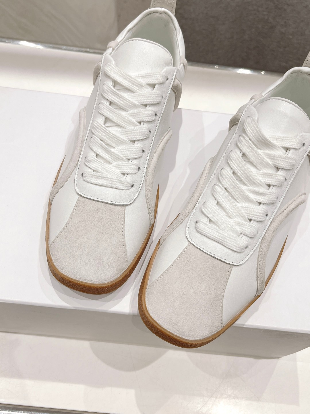Fashionable High-End Sheepskin Shoes with TPR Rubber Sole – Toteme FW23 Collection - 图片 9