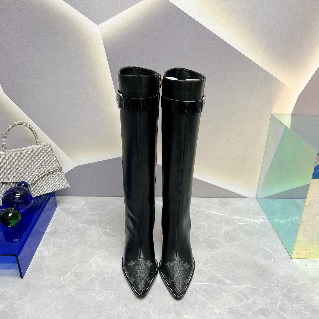 NO:559709,: 'Exclusive top version' LV2025vs new autumn and winter fashion boots series... [Pointed zipper high-heeled high boots] Silhouette ankle boots are reinterpreted in super-soft calfskin this season... The strip tied to the collar gives it a very feminine touch, and the iconic Monogram flower-shaped heel is the feature of this series... - Also covered in the brand's signature - - MATERIAL Material - Fabric: Imported cowhide Lining: Imported sheepskin  Feet: imported sheepskin Outsole: imported Italian genuine leather sole Heel height: 10cm Packaging: original full set of packaging Code number: 35-39 (40.41 customization is not returnable) Color: 3 colors synchronized with the official website, boots, boots, cowhide, sheepskin19860909:《独家顶级版本》 LV2025vs秋冬新款时装靴系列……【尖头拉链高跟高靴】 Silhouette 踝靴在本季以超柔软小牛皮重新演绎…… 系在领口上的条带赋予其极具女人味的触感,标志性的 Monogram 花形鞋跟是该系列的特色…… —也覆盖在品牌的标志性— - MATERIAL 材质 - 面料:进口牛皮 内里:进口羊皮 垫脚:进口羊皮 大底:进口意大利真皮底 跟高:10cm 包装:原版全套包装 码数:35-39（40.41定制不退换） 颜色:官网同步3色出,靴子,boots,cowhide,sheepskin,Women's Shoes