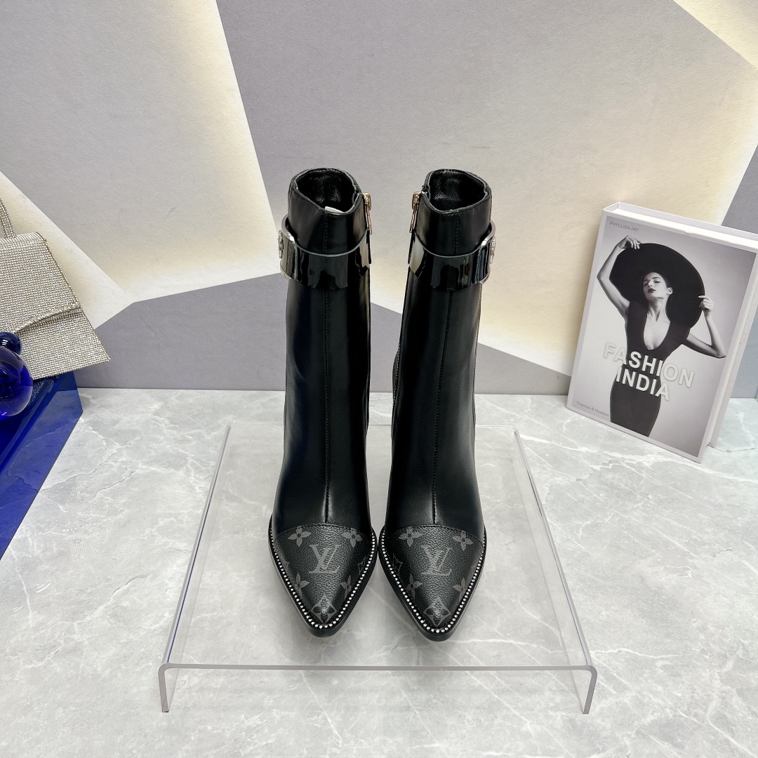 NO:559712,: 'Exclusive top version' LV2025vs new autumn and winter fashion boots series... [Pointed zipper high-heeled short boots] Silhouette ankle boots are reinterpreted in super-soft calfskin this season... The strip tied to the collar gives it a very feminine touch, and the iconic Monogram flower-shaped heel is a feature of this series... - Also covered in the brand's signature - - MATERIAL Material - Fabric: Imported cowhide Lining: Imported sheepskin  Feet: imported sheepskin Outsole: imported Italian genuine leather sole Heel height: 10cm Packaging: original full set of packaging Code number: 35-39 (40.41 customization is not returnable) Color: 3 colors synchronized with the official website, boots, boots, cowhide, sheepskin19860909:《独家顶级版本》 LV2025vs秋冬新款时装靴系列……【尖头拉链高跟短靴】 Silhouette 踝靴在本季以超柔软小牛皮重新演绎…… 系在领口上的条带赋予其极具女人味的触感,标志性的 Monogram 花形鞋跟是该系列的特色…… —也覆盖在品牌的标志性— - MATERIAL 材质 - 面料:进口牛皮 内里:进口羊皮 垫脚:进口羊皮 大底:进口意大利真皮底 跟高:10cm 包装:原版全套包装 码数:35-39（40.41定制不退换） 颜色:官网同步3色出,靴子,boots,cowhide,sheepskin,Women's Shoes