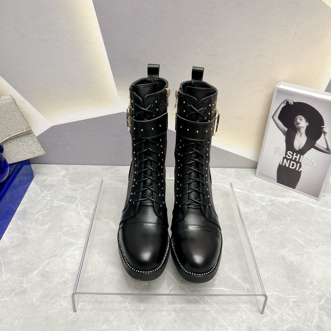 NO:559715,: 'Exclusive top version' LV2025vs new autumn and winter fashion boots series... [Round-toe lace-up low-heeled short boots] Silhouette ankle boots are reinterpreted in super-soft calfskin this season... The strip tied to the collar gives it a very feminine touch, and the iconic Monogram flower-shaped heel is the feature of this series... - Also covered in the brand's signature - - MATERIAL Material - Fabric: Imported cowhide Lining: Imported sheepskin  Feet: imported sheepskin Outsole: imported Italian genuine leather sole Heel height: 5cm Packaging: original full set of packaging Code number: 35-39 (40.41 customization is not returnable) Color: 3 colors synchronized with the official website, boots, boots, cowhide, sheepskin19860909:《独家顶级版本》 LV2025vs秋冬新款时装靴系列……【圆头系带矮跟短靴】 Silhouette 踝靴在本季以超柔软小牛皮重新演绎…… 系在领口上的条带赋予其极具女人味的触感,标志性的 Monogram 花形鞋跟是该系列的特色…… —也覆盖在品牌的标志性— - MATERIAL 材质 - 面料:进口牛皮 内里:进口羊皮 垫脚:进口羊皮 大底:进口意大利真皮底 跟高:5cm 包装:原版全套包装 码数:35-39（40.41定制不退换） 颜色:官网同步3色出,靴子,boots,cowhide,sheepskin,Women's Shoes