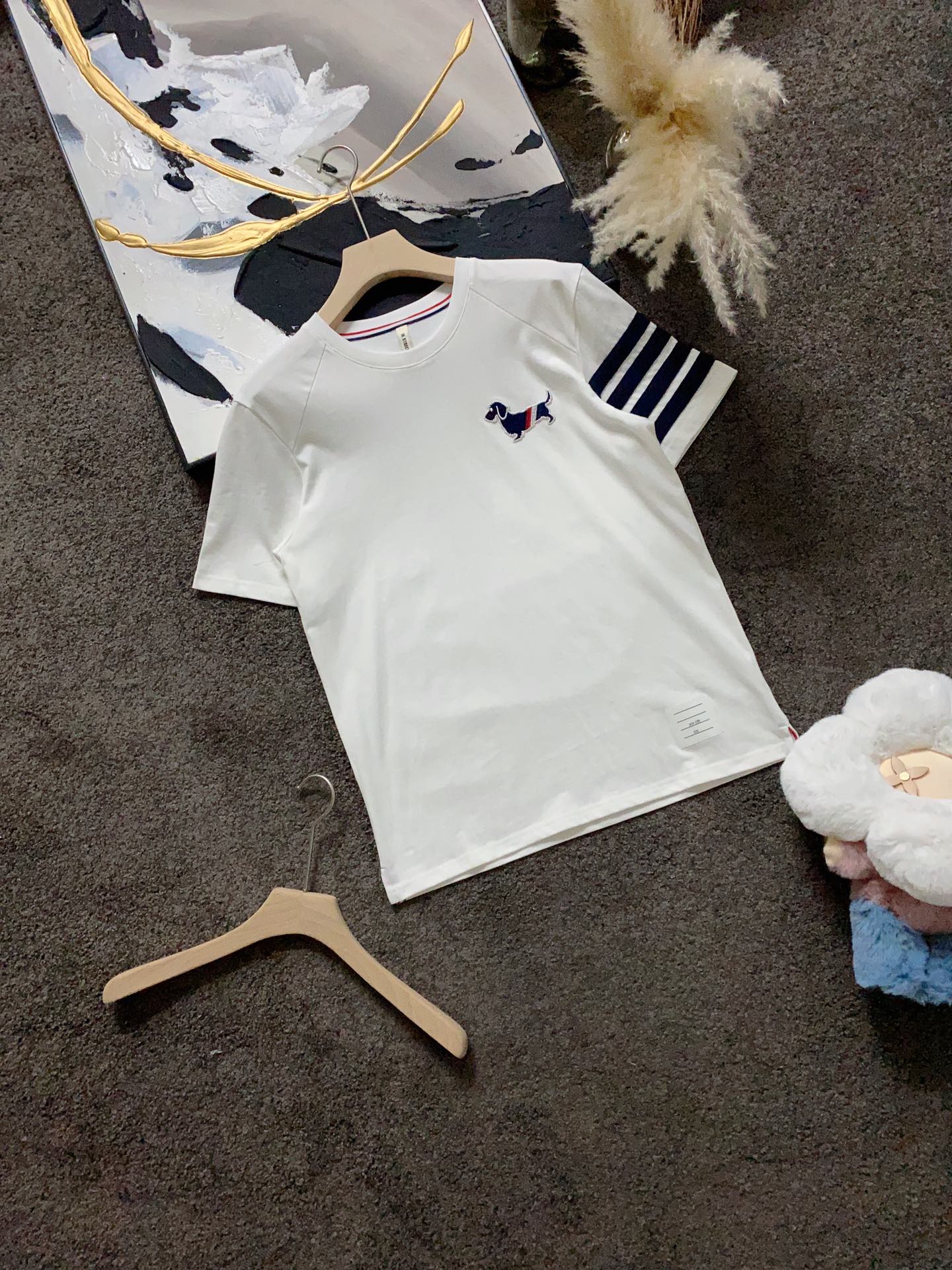 NO:463173,Exclusive hot TB animal dog series Exclusive custom precious cabinet grade 32 double yarn long velvet cotton t-shirt fabric, refreshing and sweat-absorbing, summer fashion essential heavy craftsmanship top imported water-soluble embroidered cute puppy, exquisite colors, vivid and exquisite custom woven contrasting four-bar fabric classic decoration and red, white and blue three-color webbing perfectly blended white, M-3XL, alexander wang19860909独家爆款火爆TB 动物狗狗系列 独家定制贵柜级32支双纱长绒棉体恤面料,清爽吸汗,夏日时尚必备重工艺顶级进口水溶绣花可爱小狗狗,精美色彩,生动精致定制编织撞色四道杠织物经典装饰与红白蓝三色织带完美融合 白色,Ｍ-3XL,,alexander wang,Men's clothing